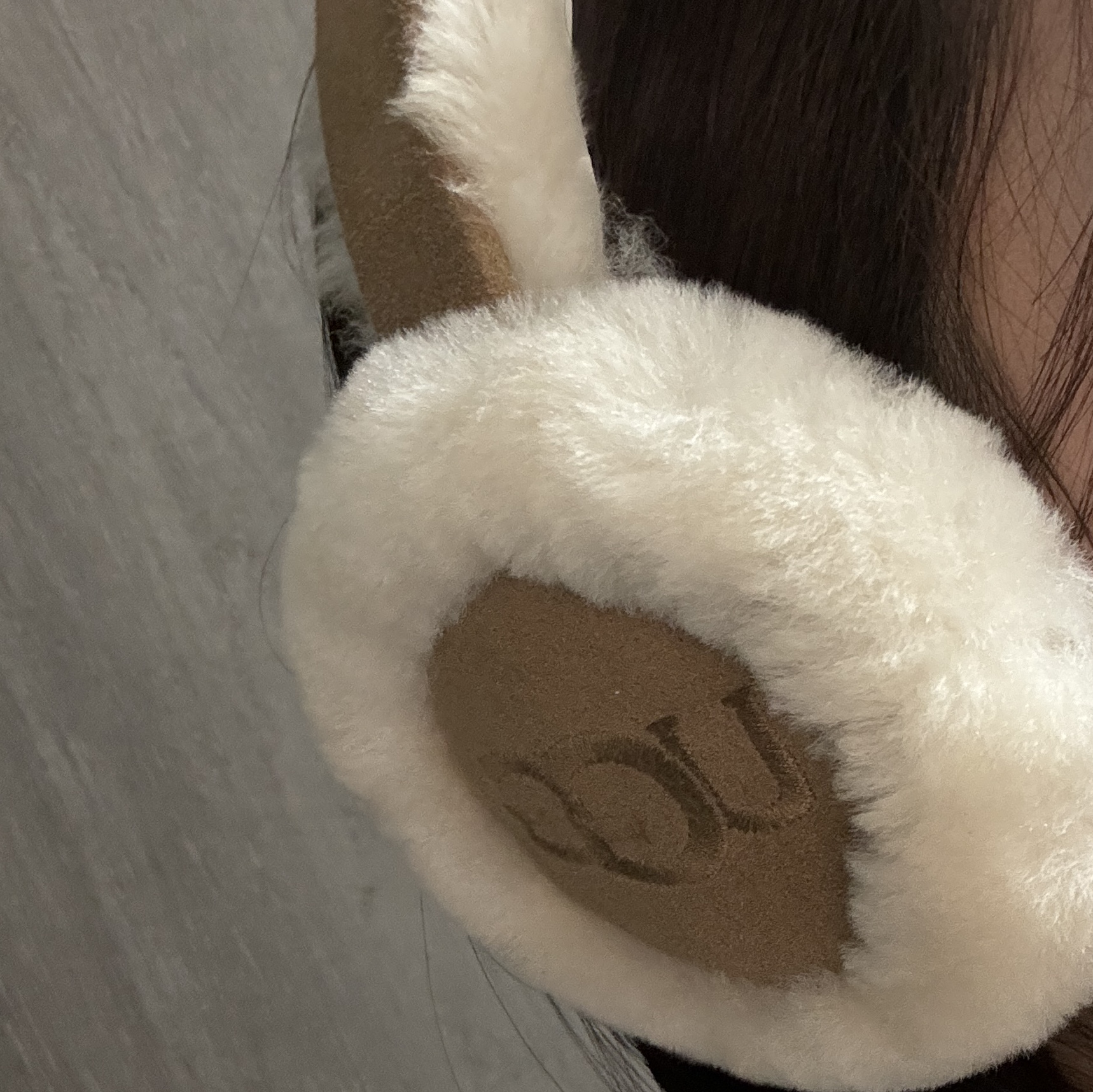 (W) UGG Embroidered Logo Earmuff Chestnut 착용 스타일 - 1