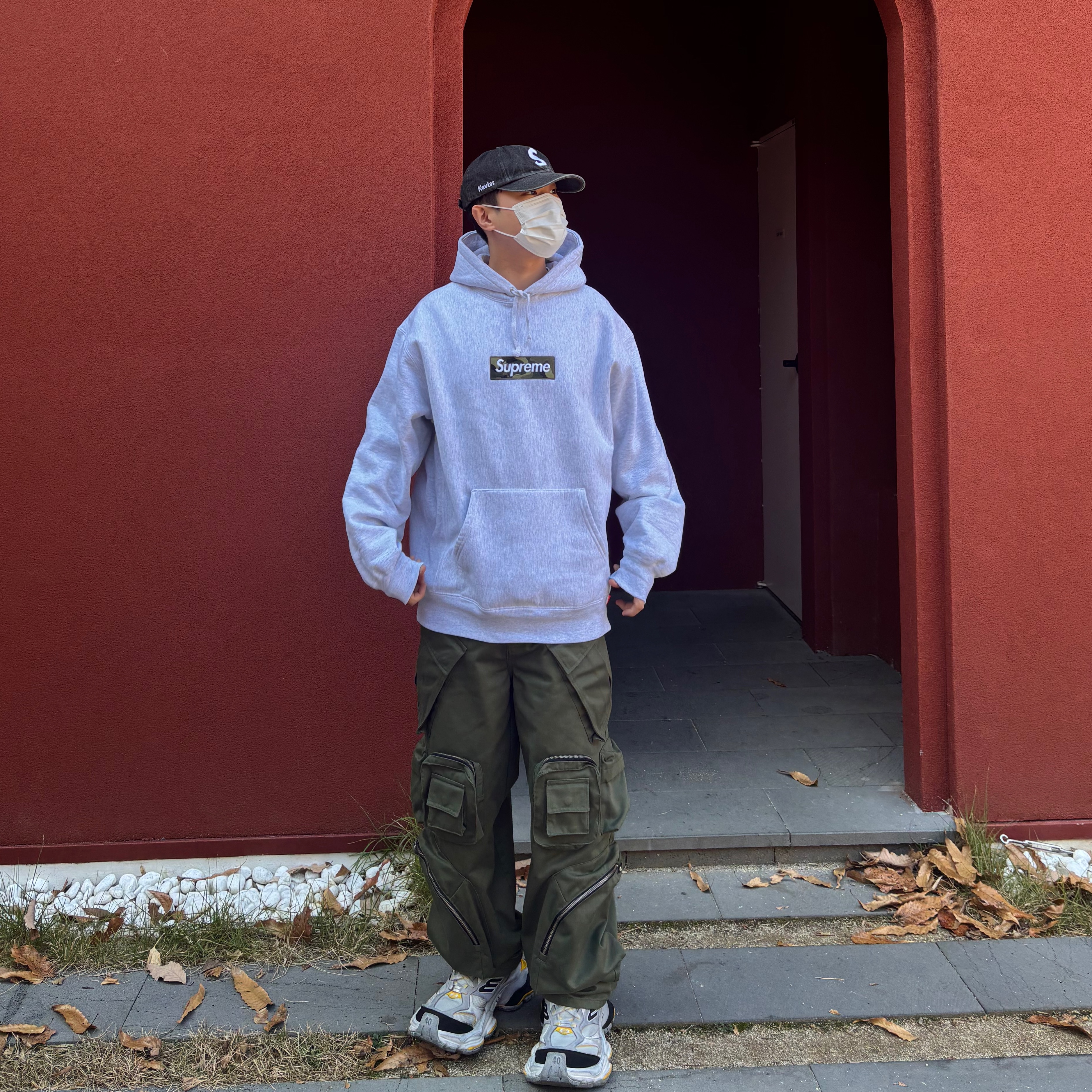 Supreme Kevlar Denim S Logo 6-Panel Black - 22SS, Supreme Box Logo Hooded Sweatshirt Ash Grey - 23FW 착용 스타일 - 2