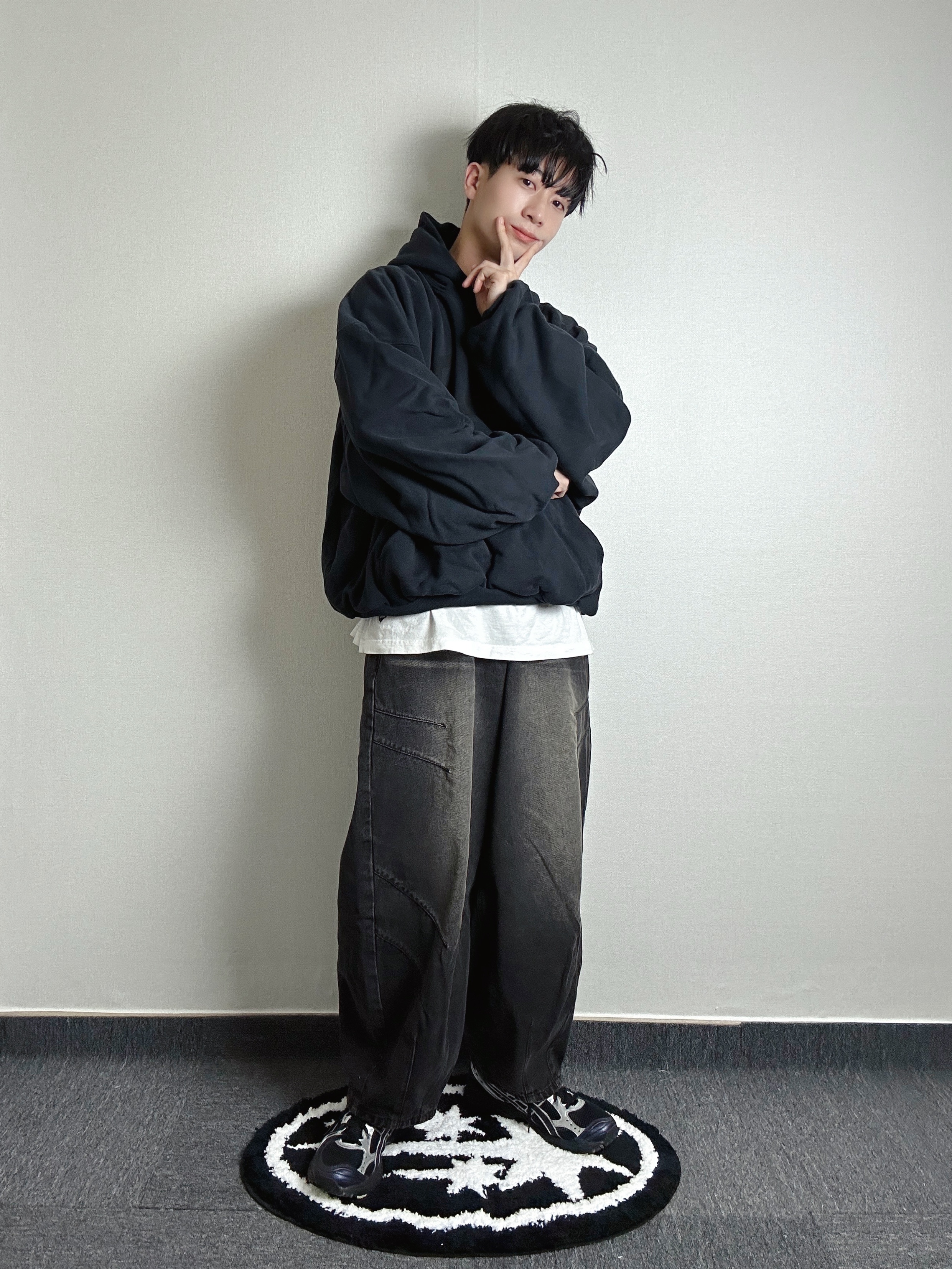 Yeezy Gap Engineered By Balenciaga Dove Hoodie Washed Black, Asics x Atmos x Undermycar Gel-Kayano 14 Black Pure Silver 착용 스타일 - 1