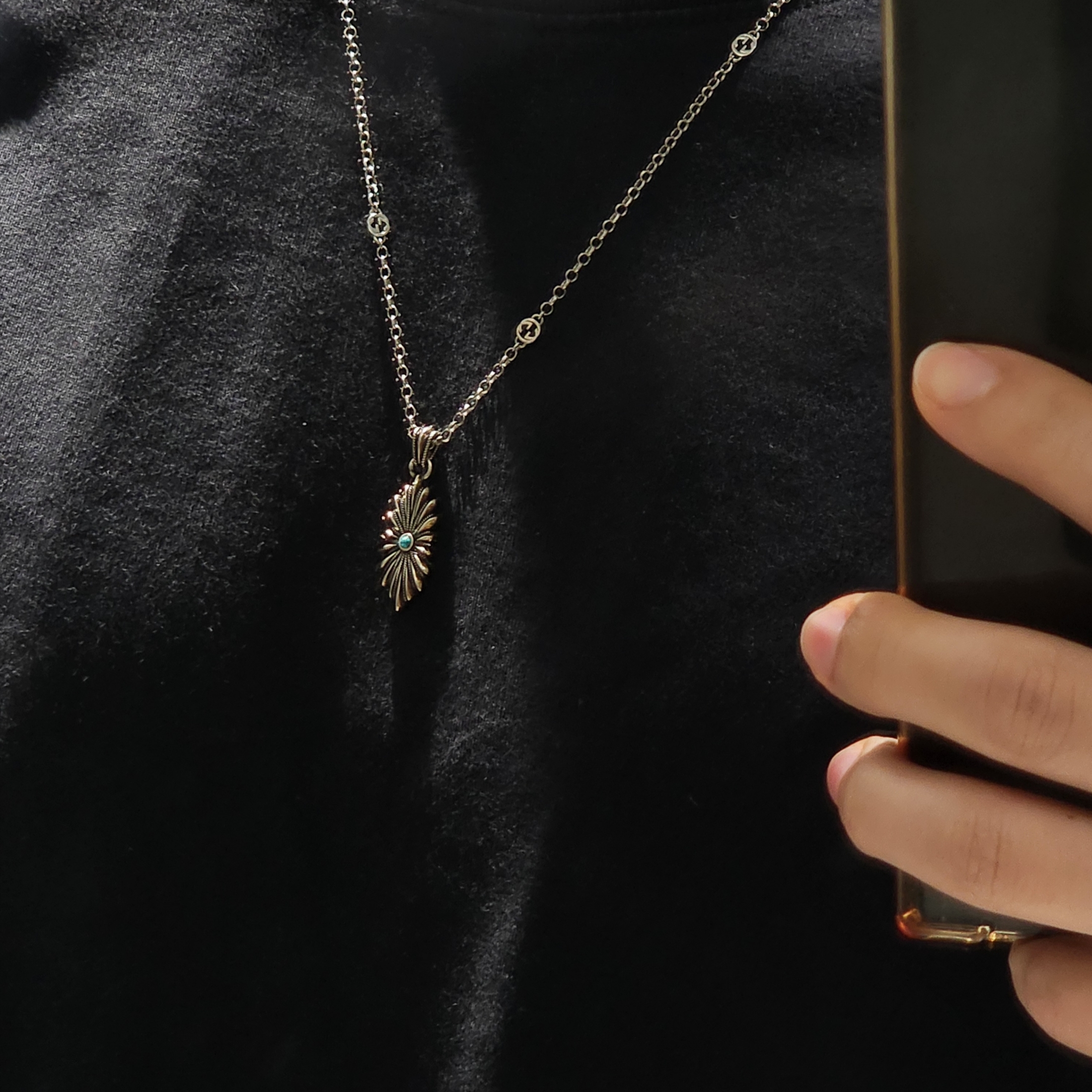 Gucci Interlocking G Engraved Flower Necklace Silver 착용 스타일 - 4