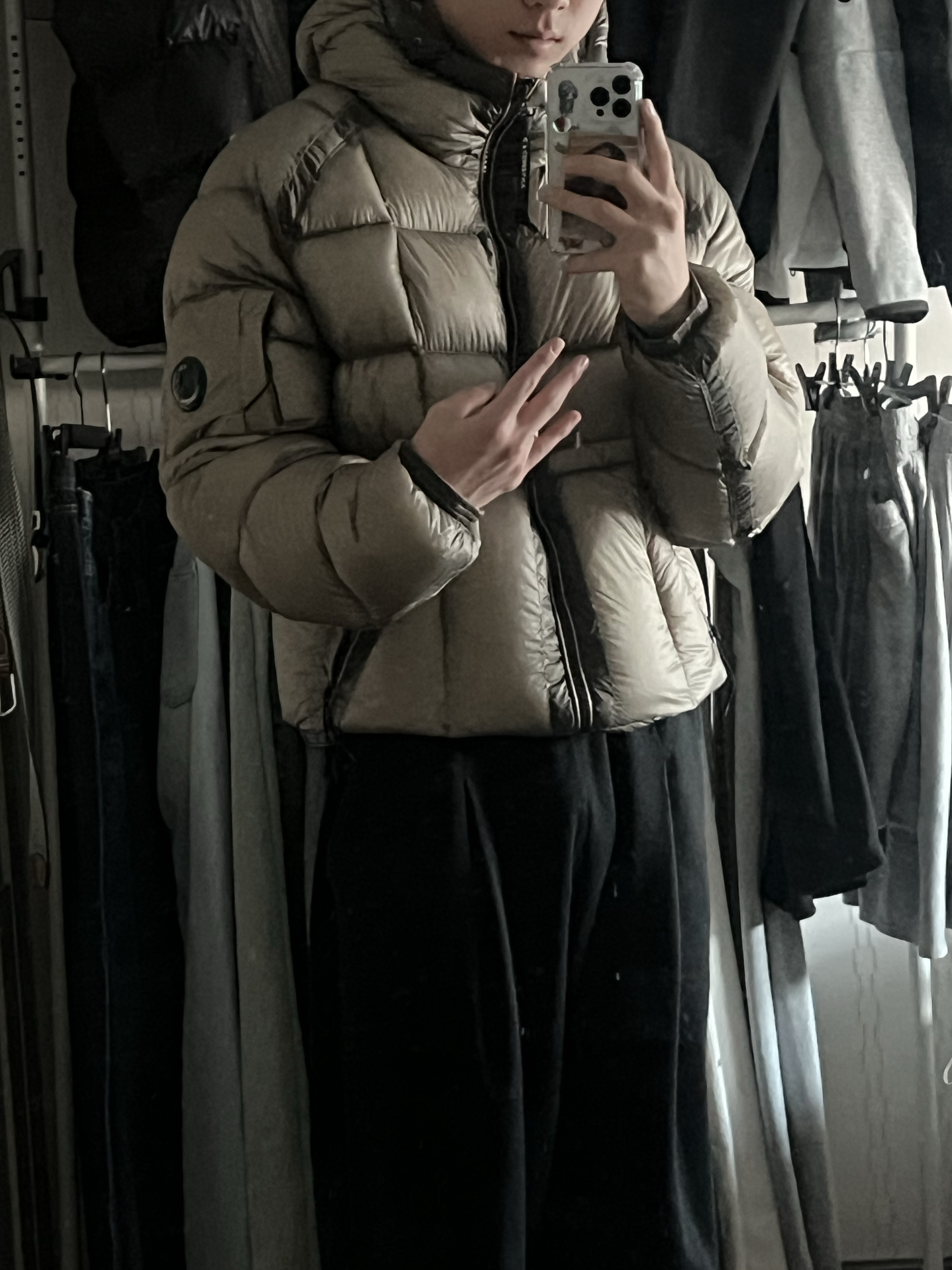 C.P. Company D.D. Shell Hooded Medium Down Jacket Vintage Khaki Beige - 24FW 착용 스타일