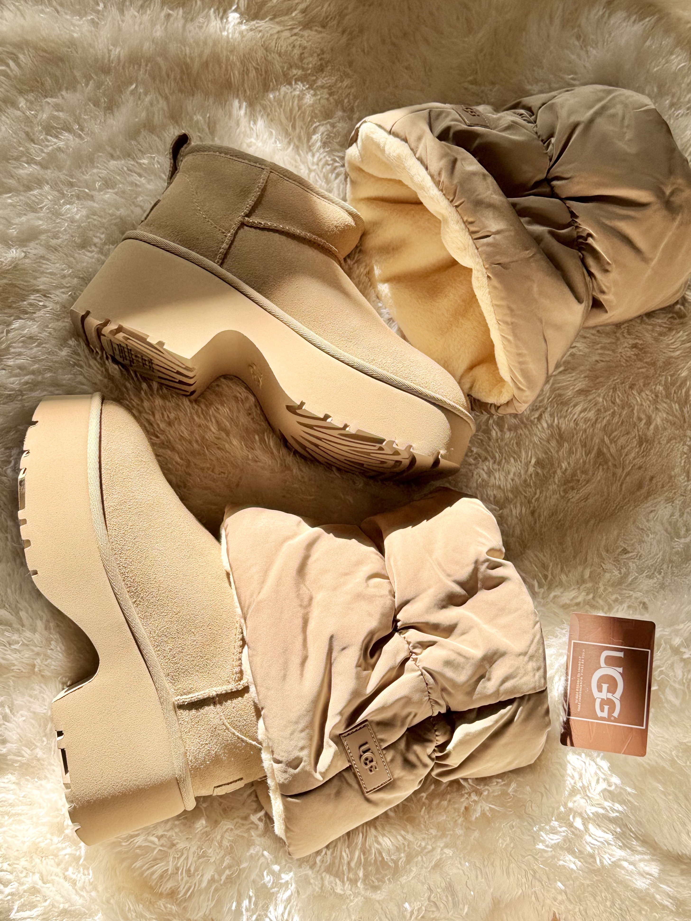 (W) UGG Plushwarmer Amphora, (W) UGG Classic Ultra Mini New Heights Boots Mustard Seed 착용 스타일 - 1