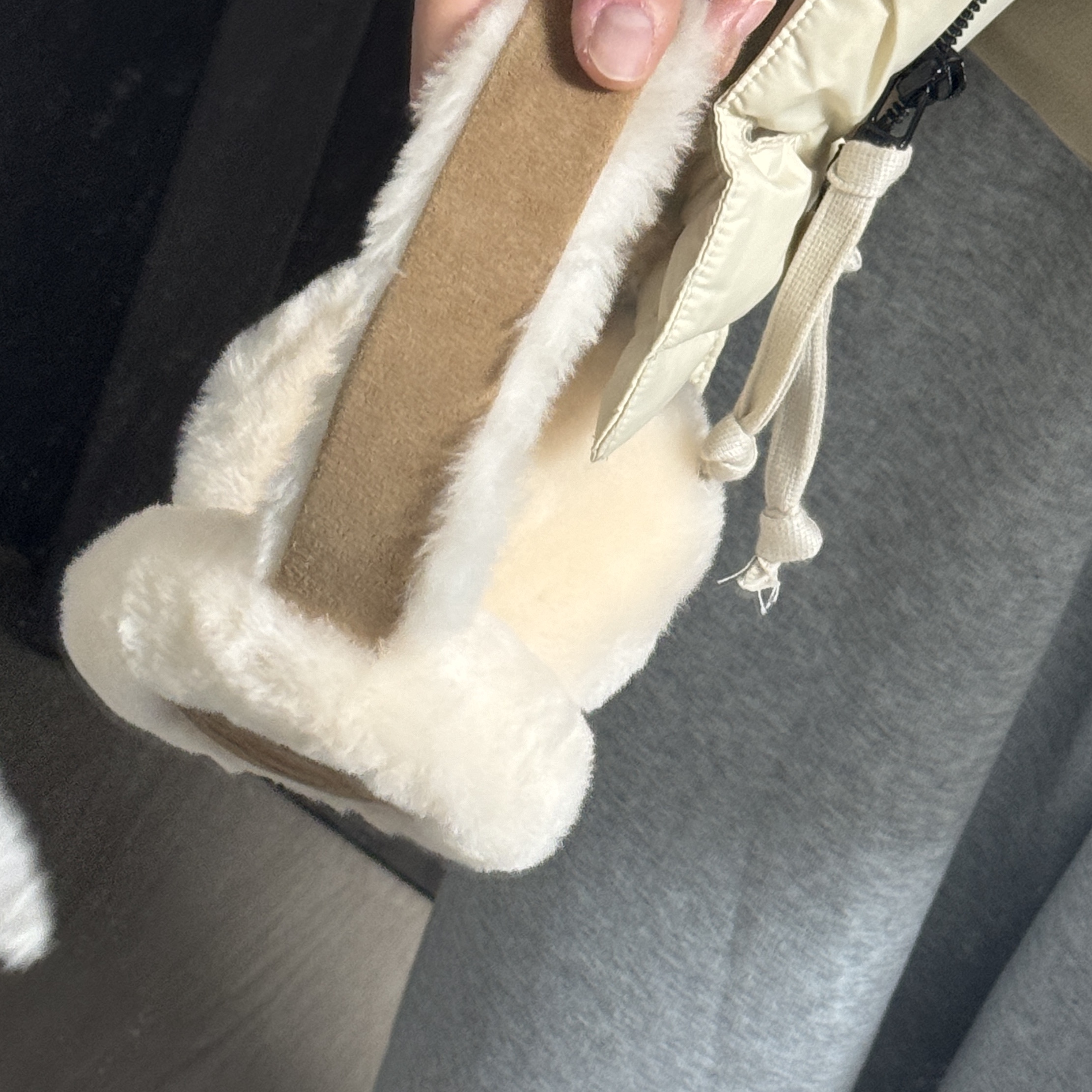 (W) UGG Embroidered Logo Earmuff Chestnut 착용 스타일 - 3