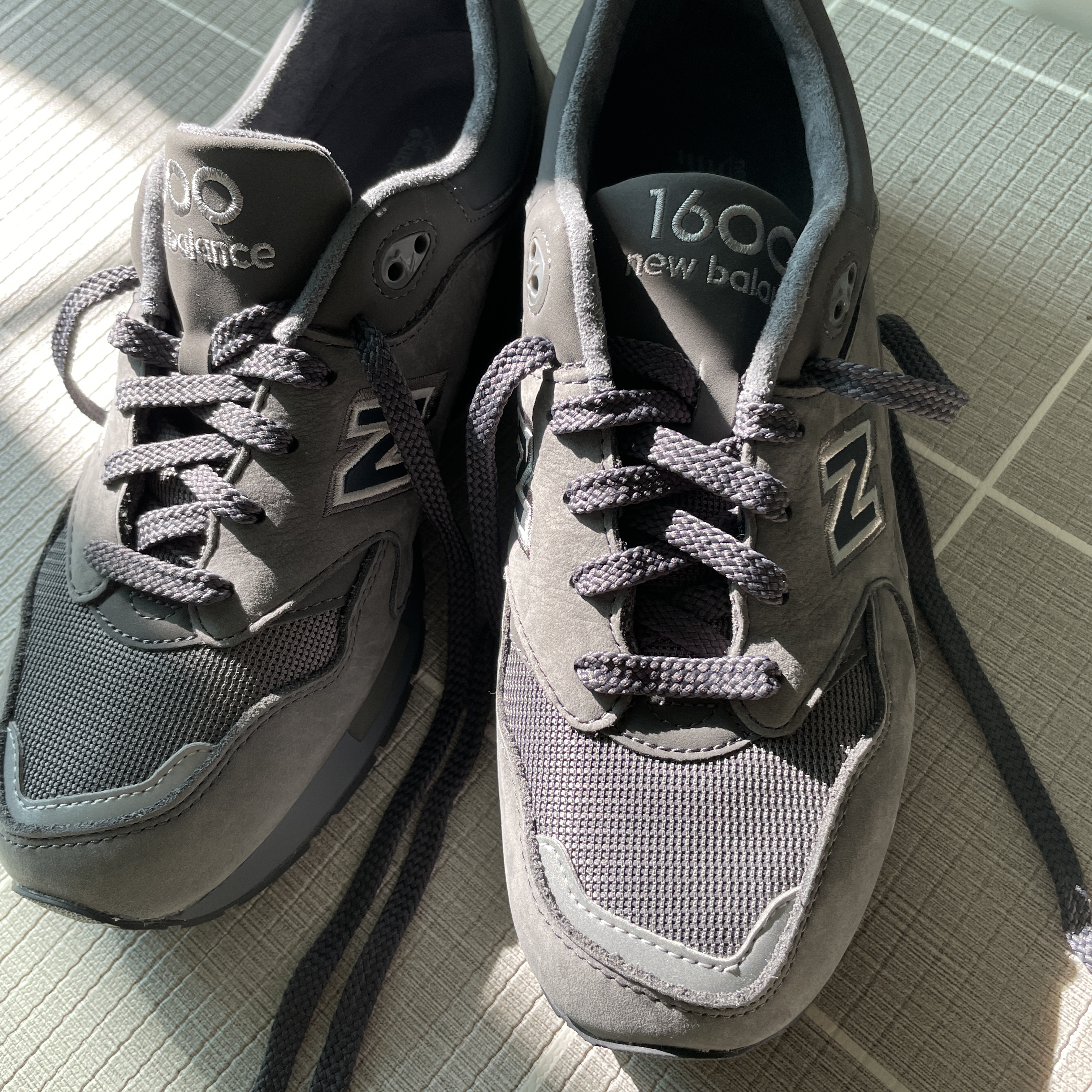 New Balance 1600 Dark Grey 착용 스타일 - 2