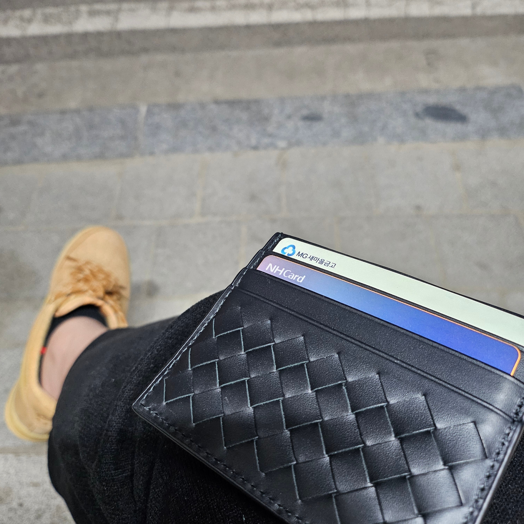 Nike Air Force 1 '07 WB Flax, Bottega Veneta Credit Card Case Black 착용 스타일