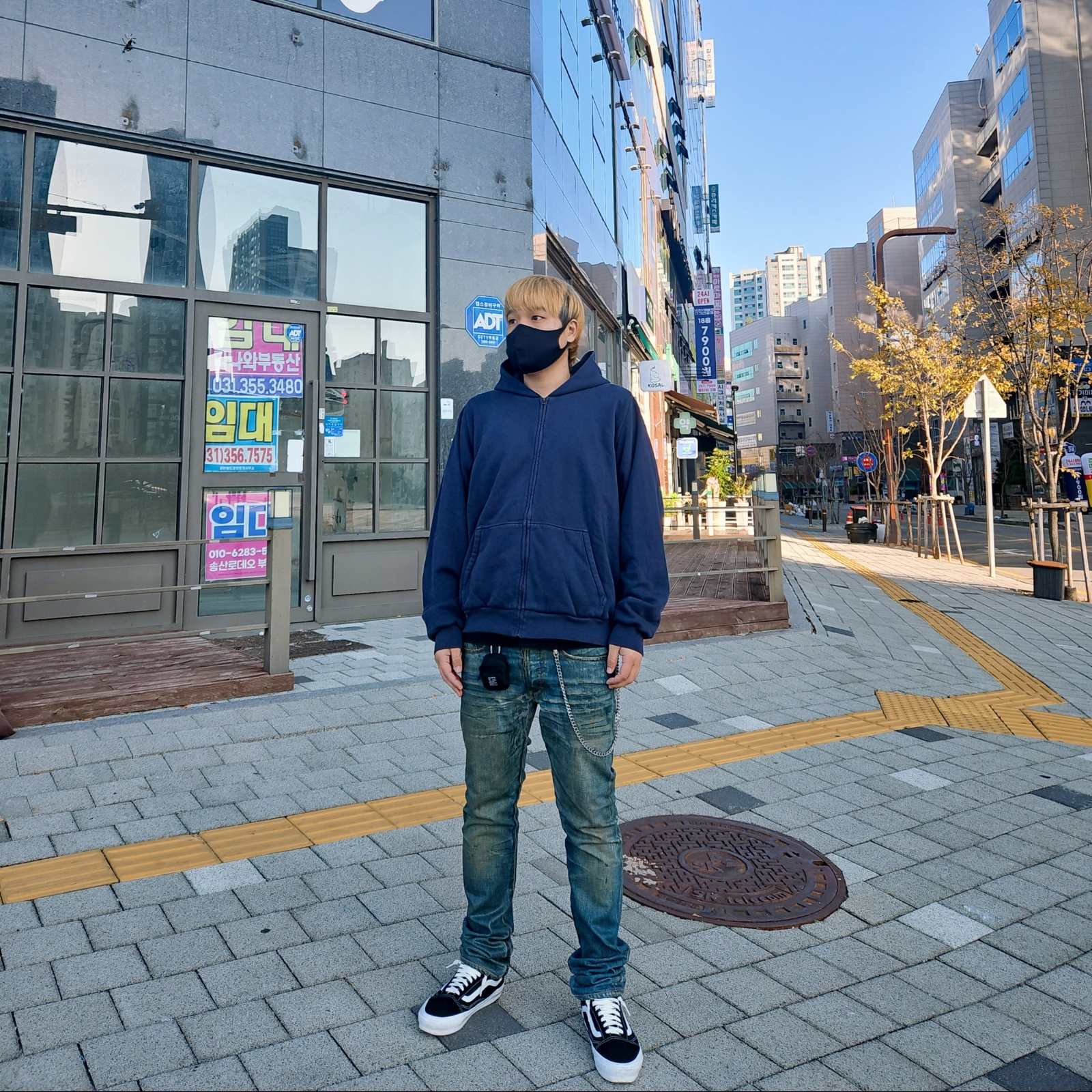 Yeezy YZY Zip-Up Hoodie Navy, Vans Vault OG Old Skool LX Black 착용 스타일 - 2
