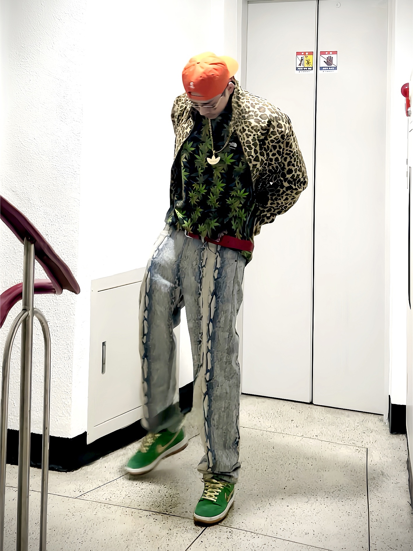 Supreme Double S 5-Panel Orange - 22SS, Supreme x The North Face Leaf S/S Top Black - 23FW 착용 스타일 - 1
