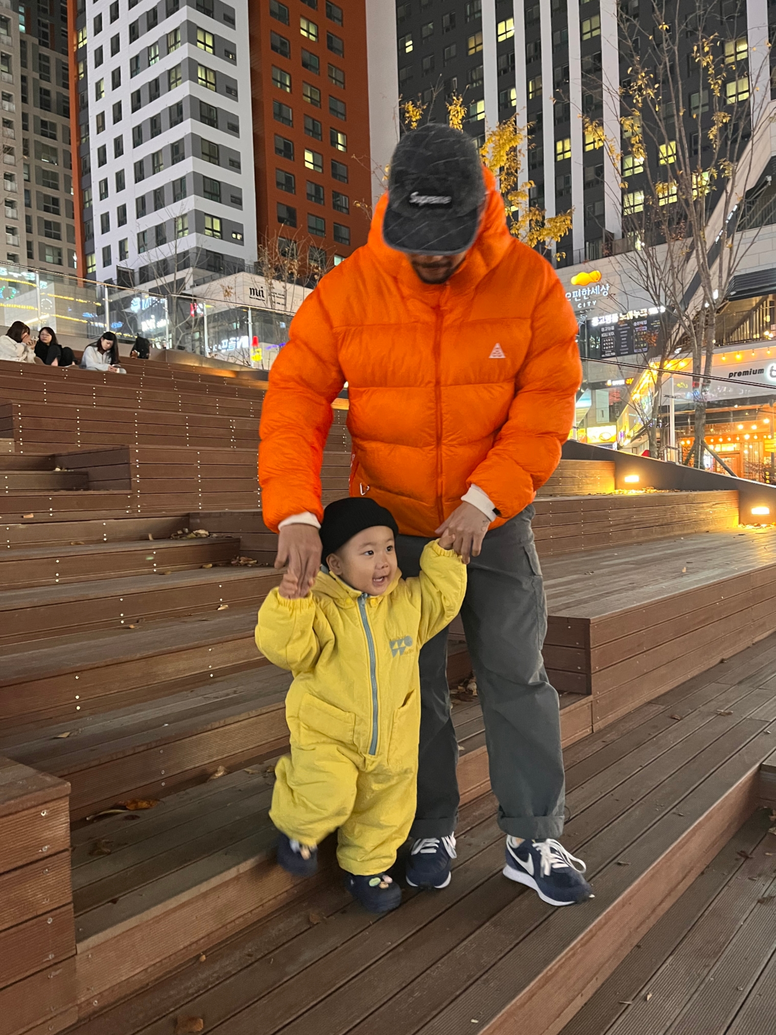 Supreme Punched Denim Camp Cap Black - 23FW, Nike ACG Therma-Fit ADV Lunar Lake Puffer Jacket Safety Orange - Asia 착용 스타일 - 3