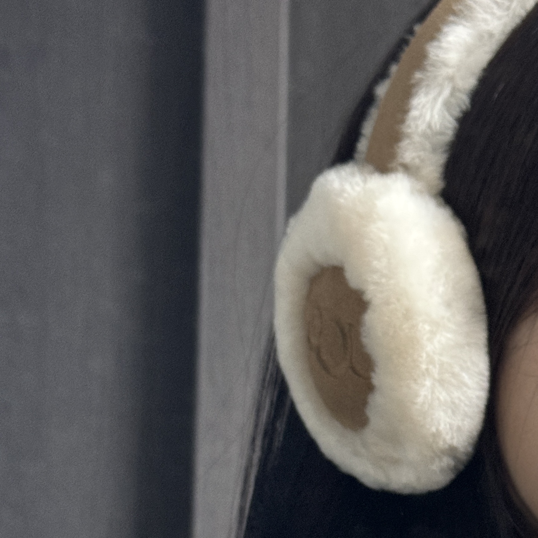 (W) UGG Embroidered Logo Earmuff Chestnut 착용 스타일 - 4