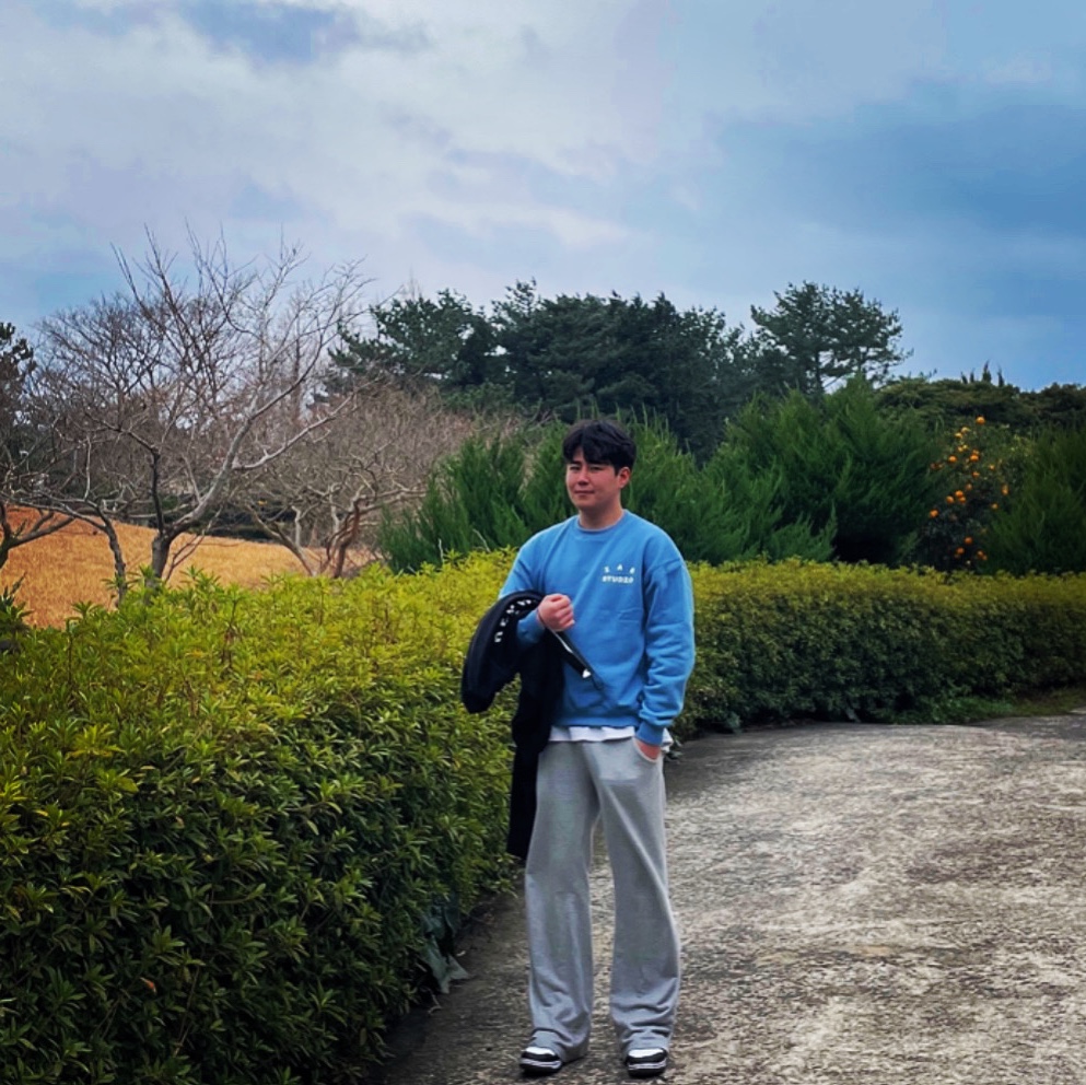 IAB Studio Crewneck Sky Blue 착용 스타일
