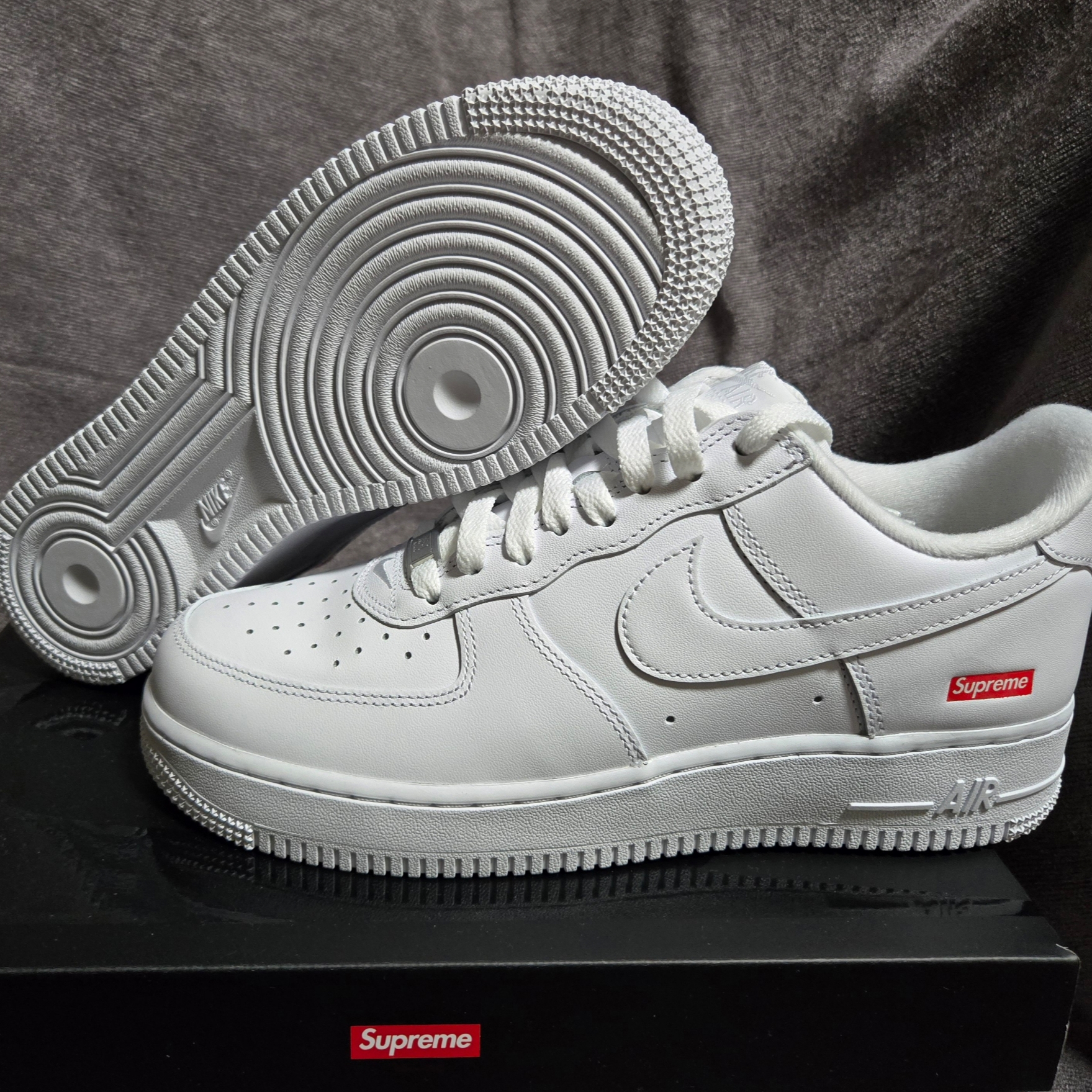 Nike x Supreme Air Force 1 Low White 착용 스타일 - 2