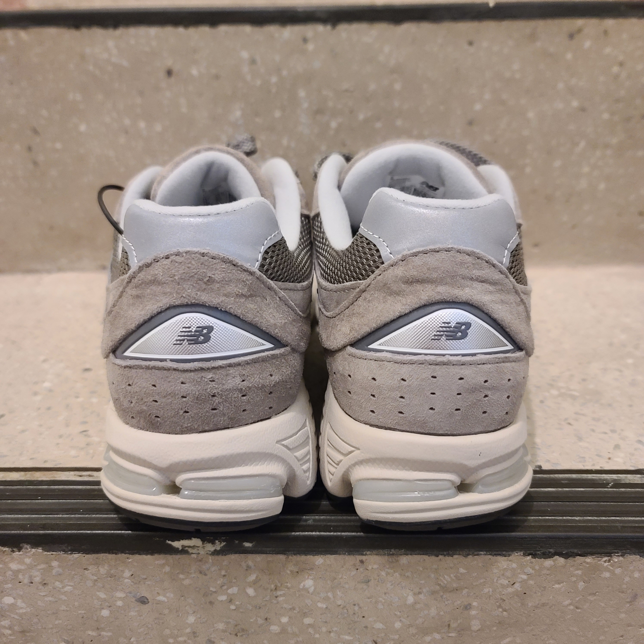 New Balance 2002R Grey 착용 스타일 - 3