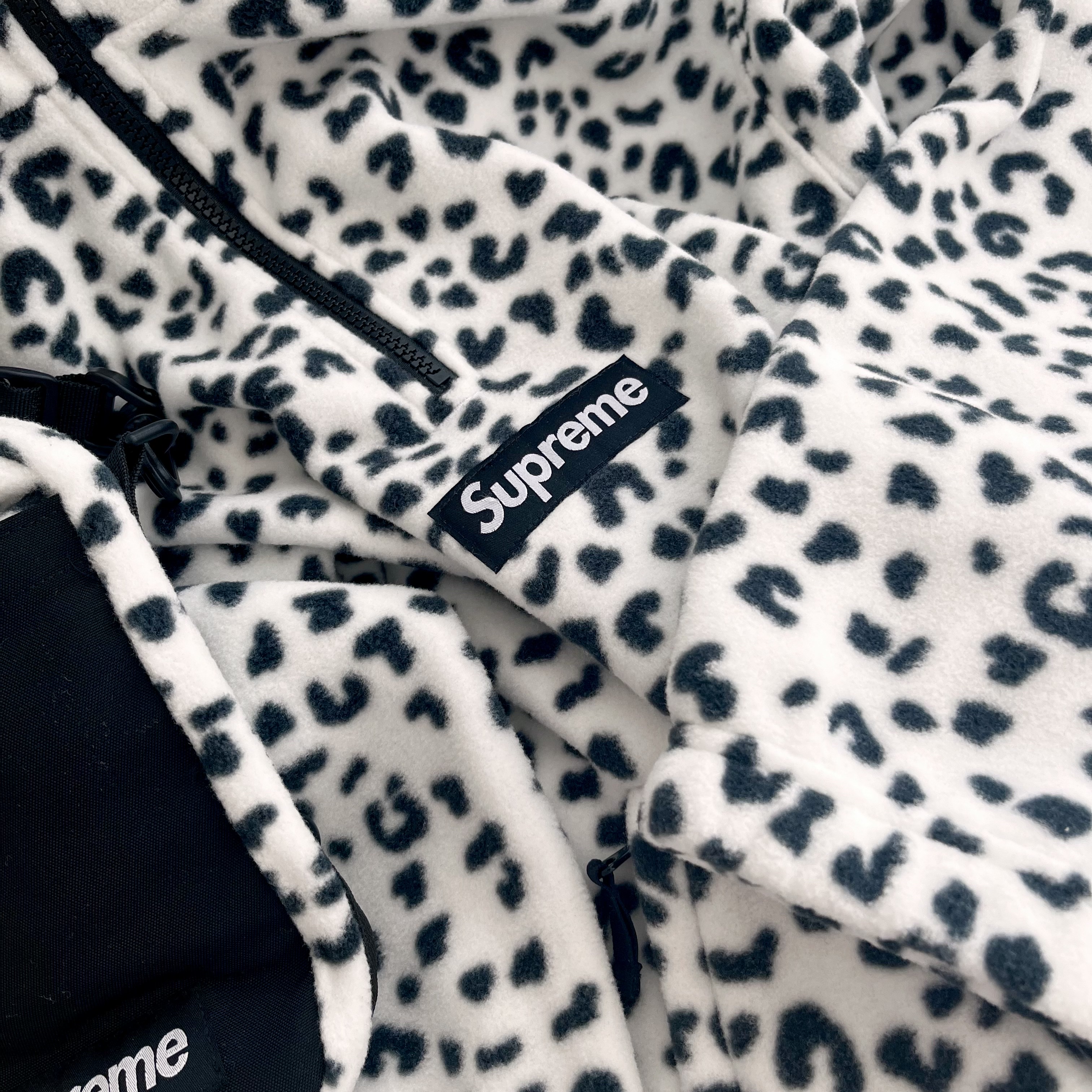 Supreme Polartec Facemask Half Zip Hooded Sweatshirt Leopard - 24FW, Supreme Polartec Sling Bag Leopard - 24FW 착용 스타일