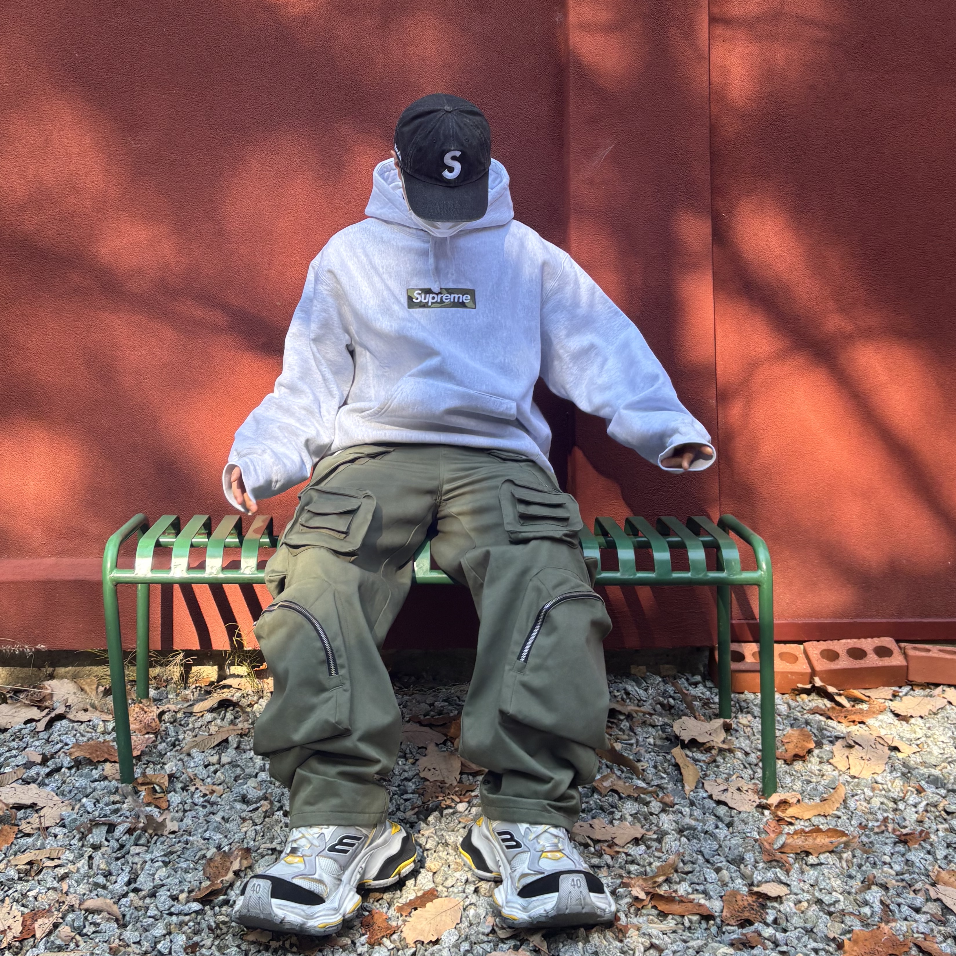 Supreme Kevlar Denim S Logo 6-Panel Black - 22SS, Supreme Box Logo Hooded Sweatshirt Ash Grey - 23FW 착용 스타일 - 3