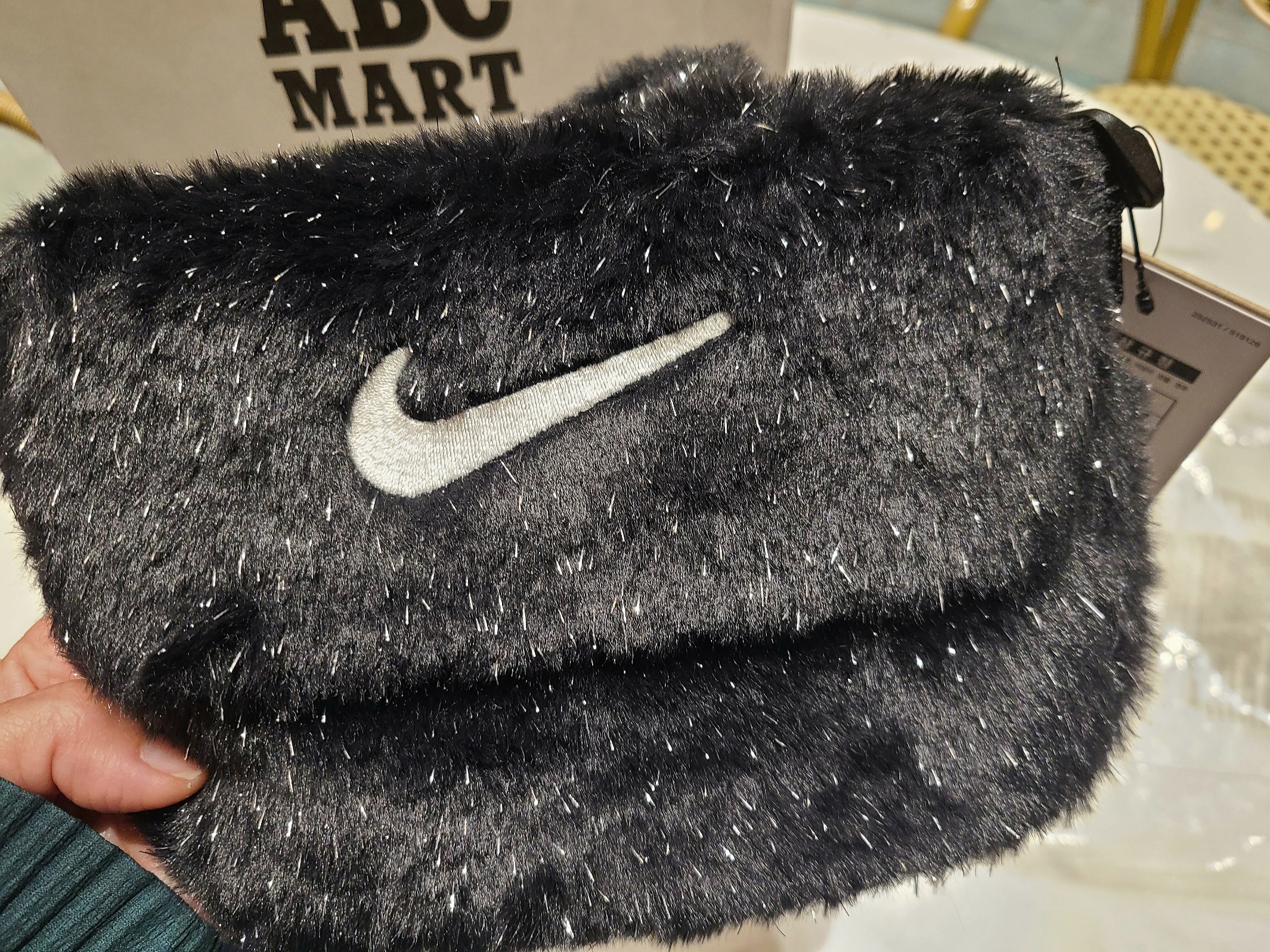 (Kids) Nike Faux Fur Crossbody Bag 1L Black Cool Grey, COS Quilted Crossbody Messenger Bag Black 착용 스타일 - 2