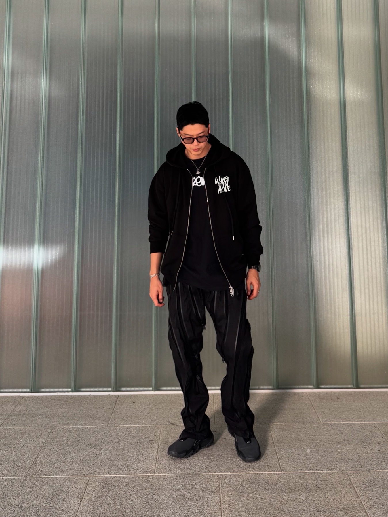 Oakley Edge Icon Blackout 착용 스타일 - 3