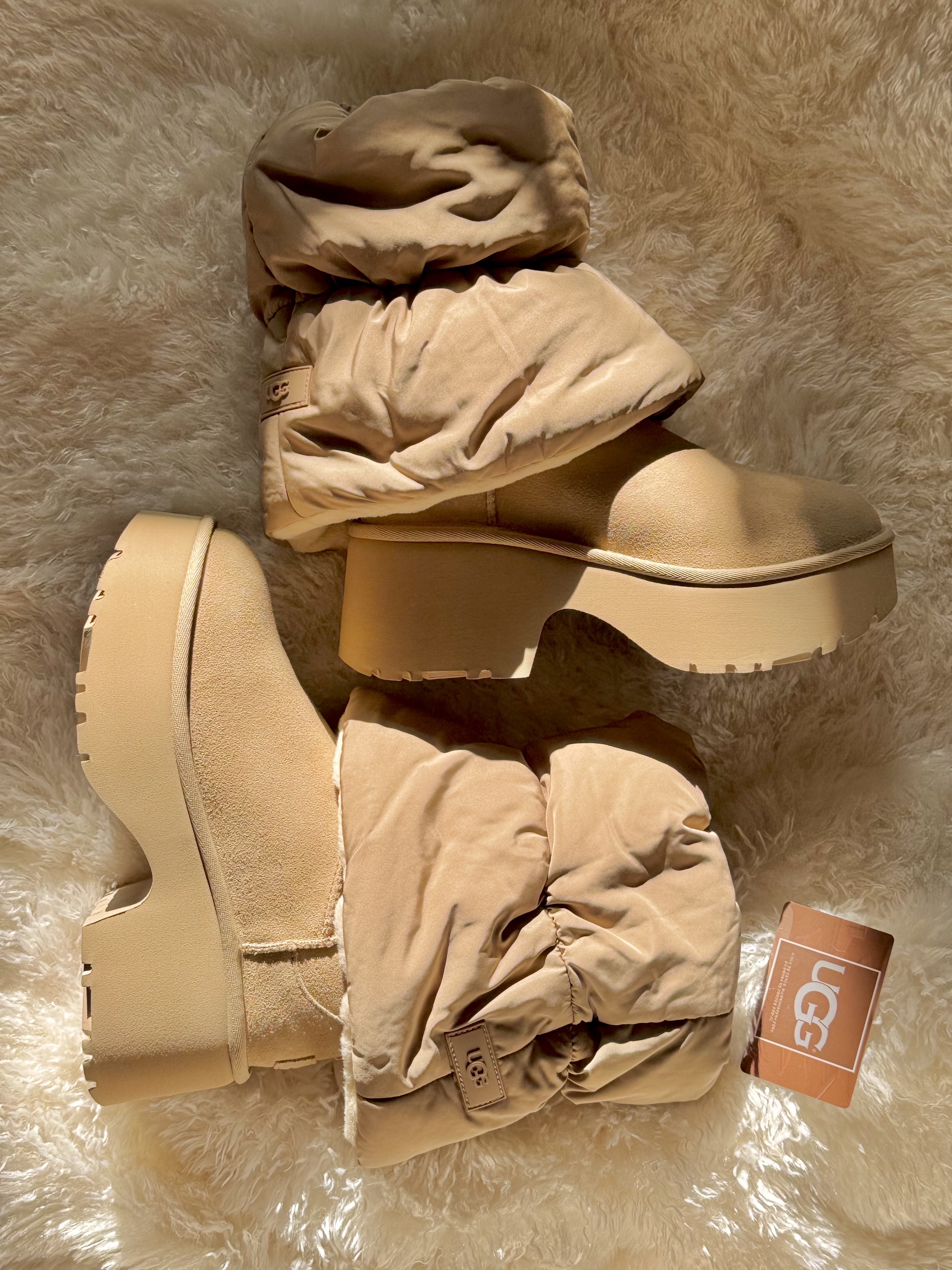(W) UGG Plushwarmer Amphora, (W) UGG Classic Ultra Mini New Heights Boots Mustard Seed 착용 스타일 - 9
