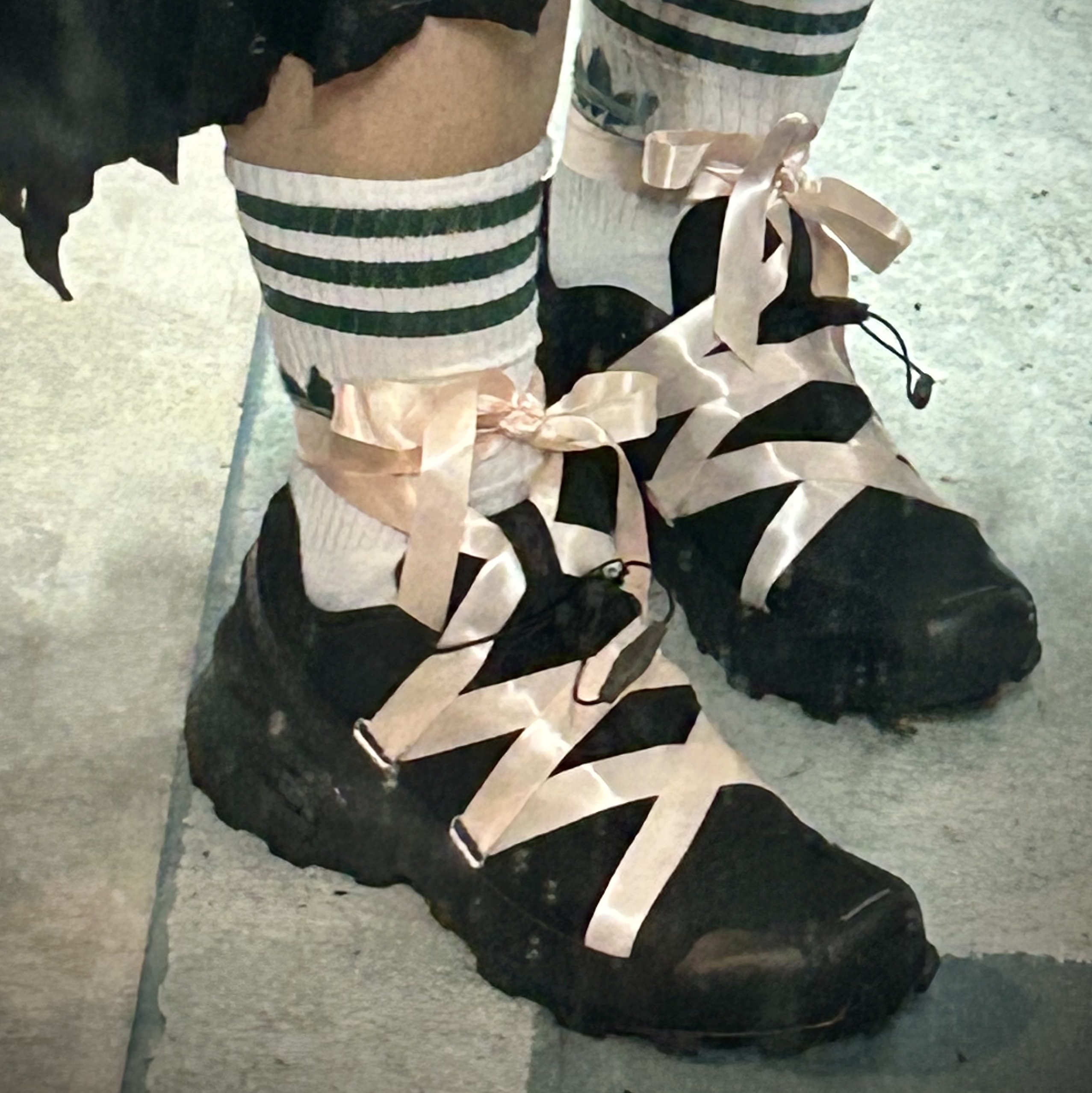 Salomon x Sandy Liang Speedcross 3 Ribbon 착용 스타일