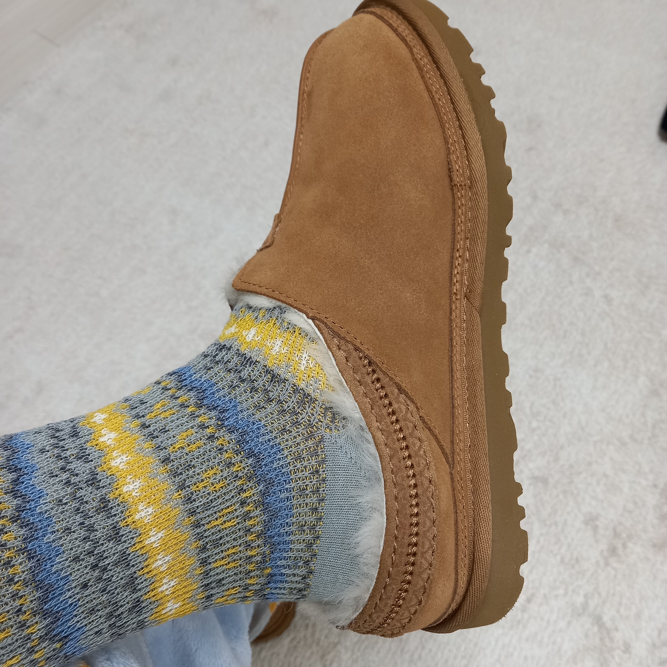 UGG Neuman Chestnut 착용 스타일 - 4