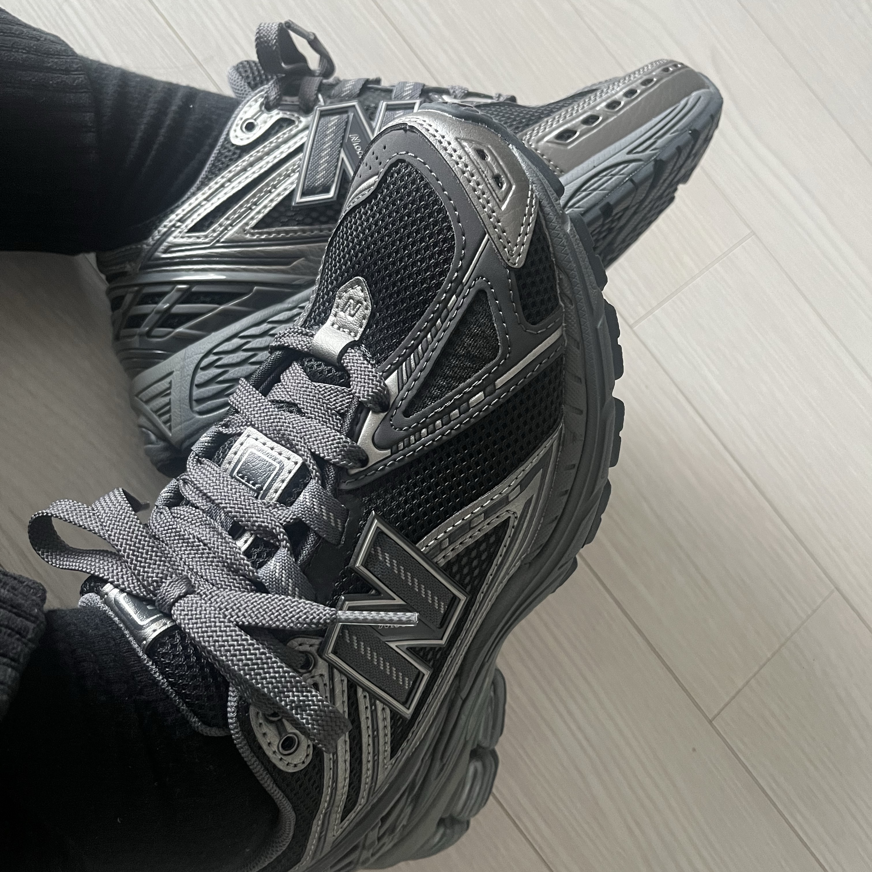 New Balance 1906R Black 착용 스타일
