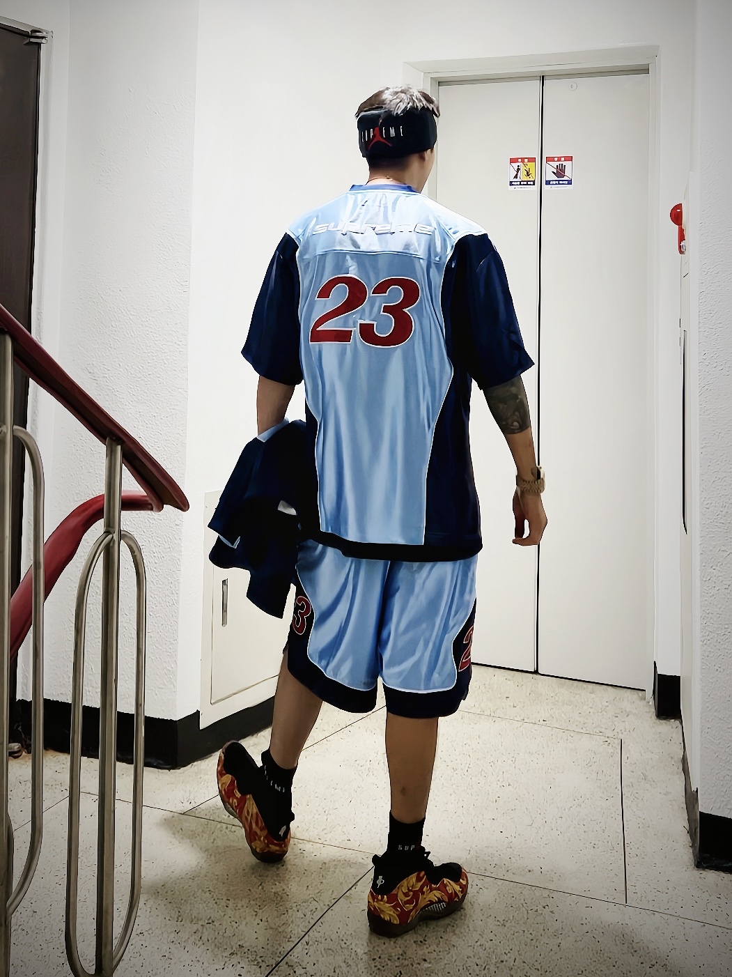 Supreme x Jordan Headband Black - 24FW, Supreme Box Logo T-Shirt Black - 23FW 착용 스타일 - 3