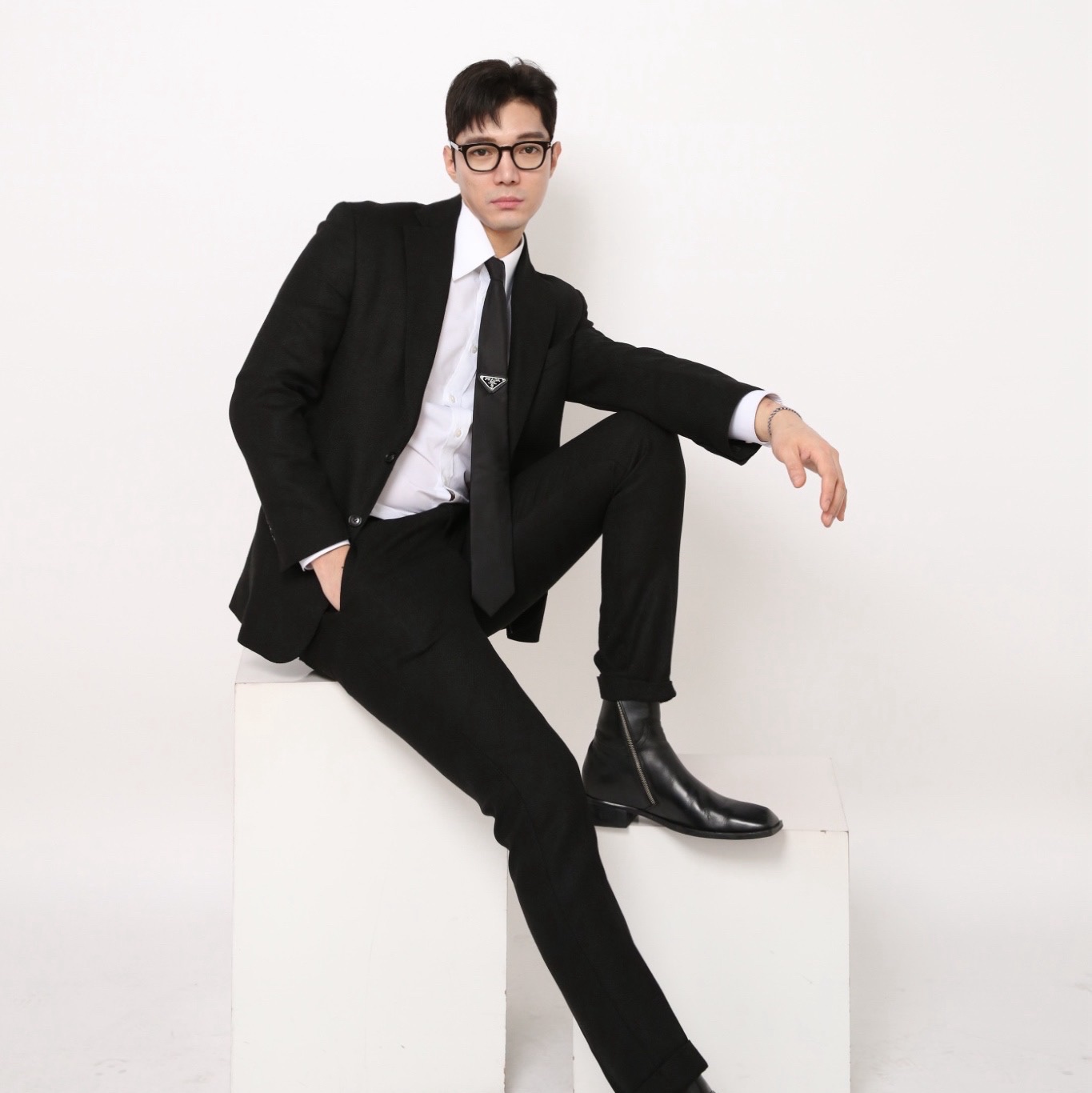 Prada Re-Nylon Gabardine Tie Black 착용 스타일 - 1