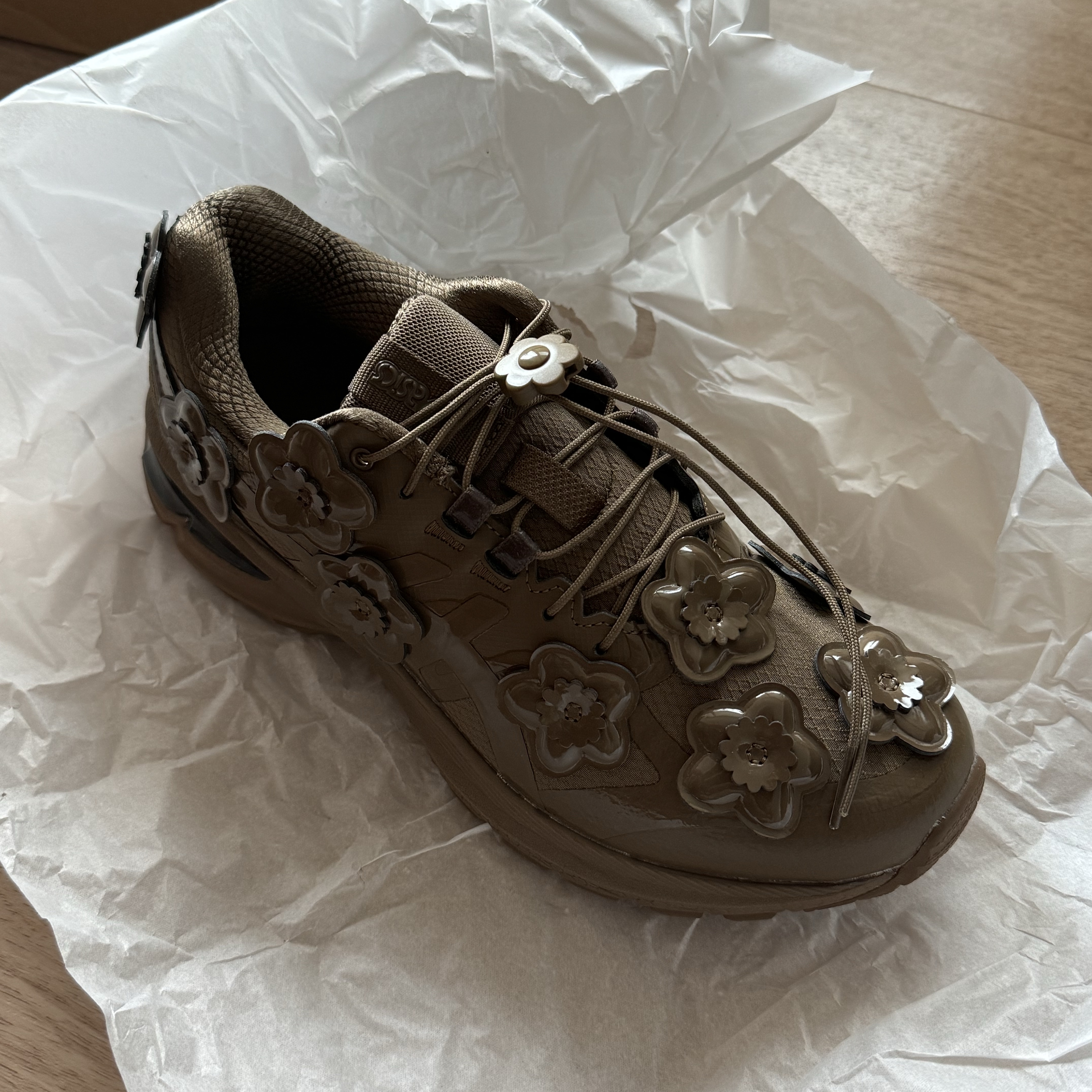 Asics x Cecilie Bahnsen Gel-Terrain Sepia 착용 스타일