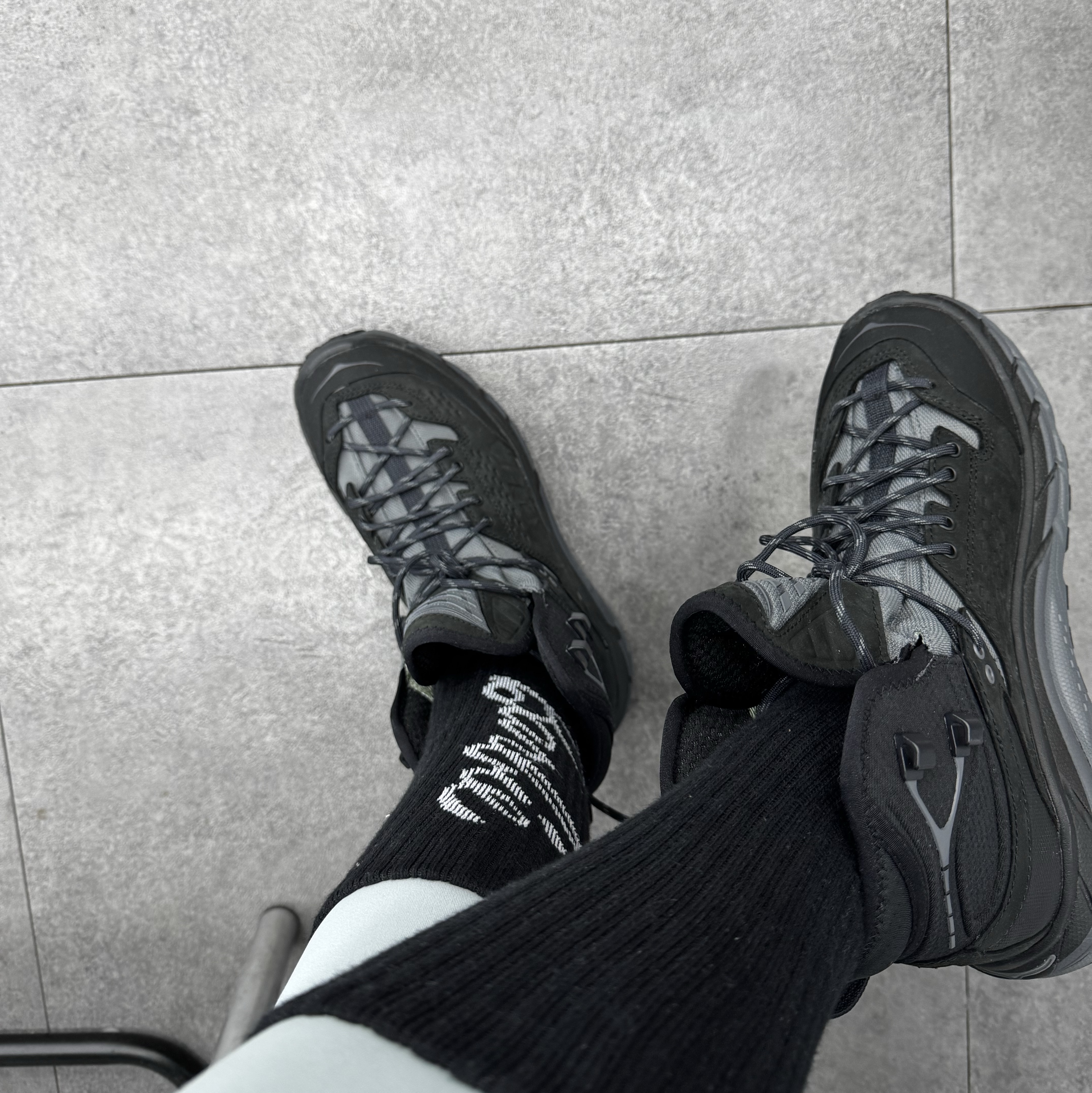 Hoka Tor Ultra High Black Castlerock 착용 스타일 - 1