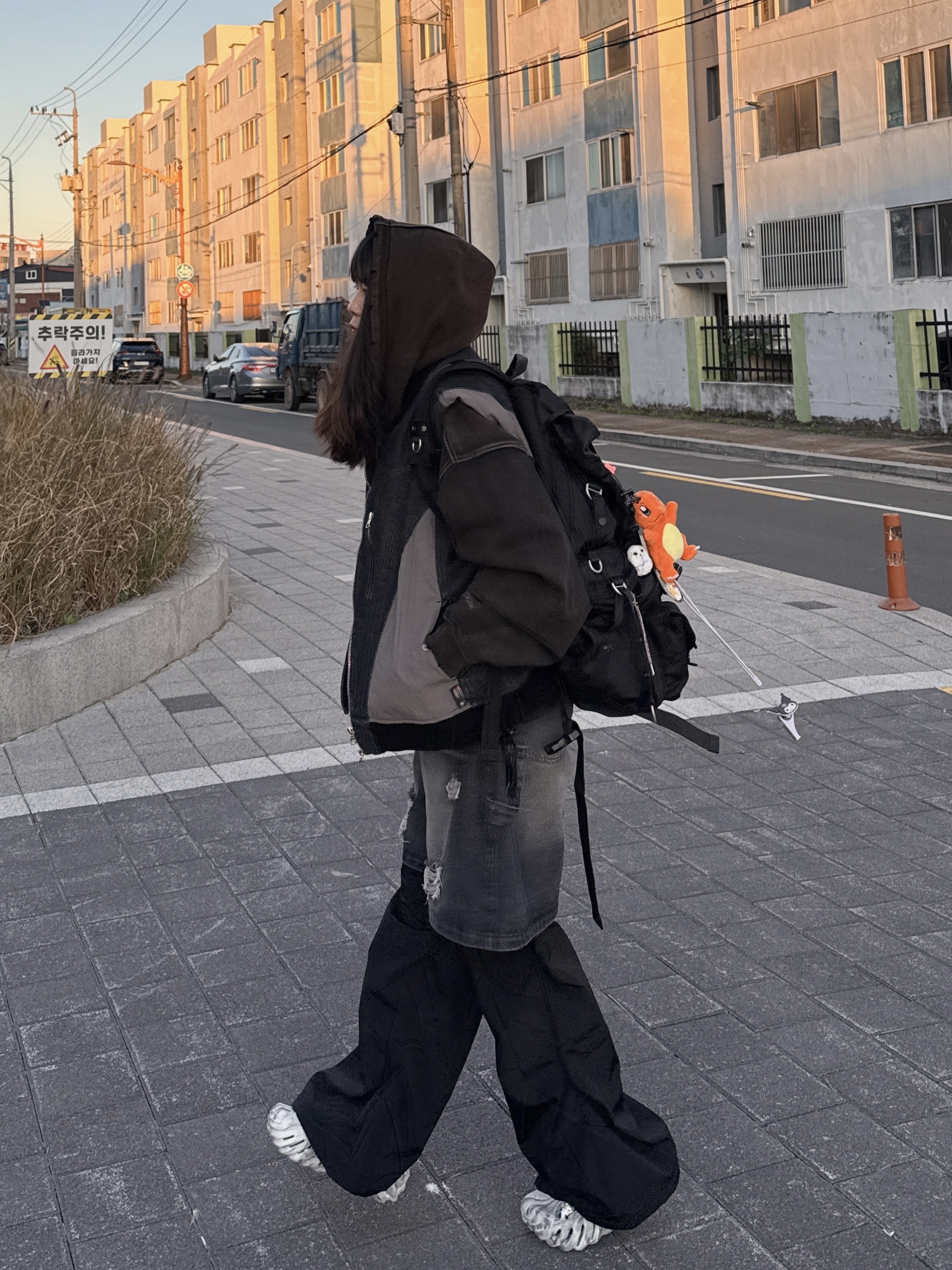 Flavorism Hybrid Layered Denim Track Pants (TP0056) Black, Flavorism Hybrid Denim Padding Vest Black 착용 스타일 - 3