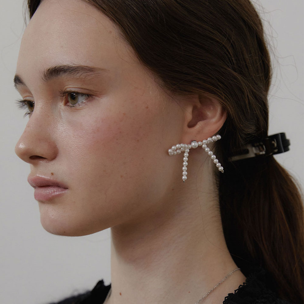 러브미몬스터 미니멀 진주 리본 귀걸이 아이보리(lovememonster Minimal Pearl Ribbon Earrings Ivory) - 2