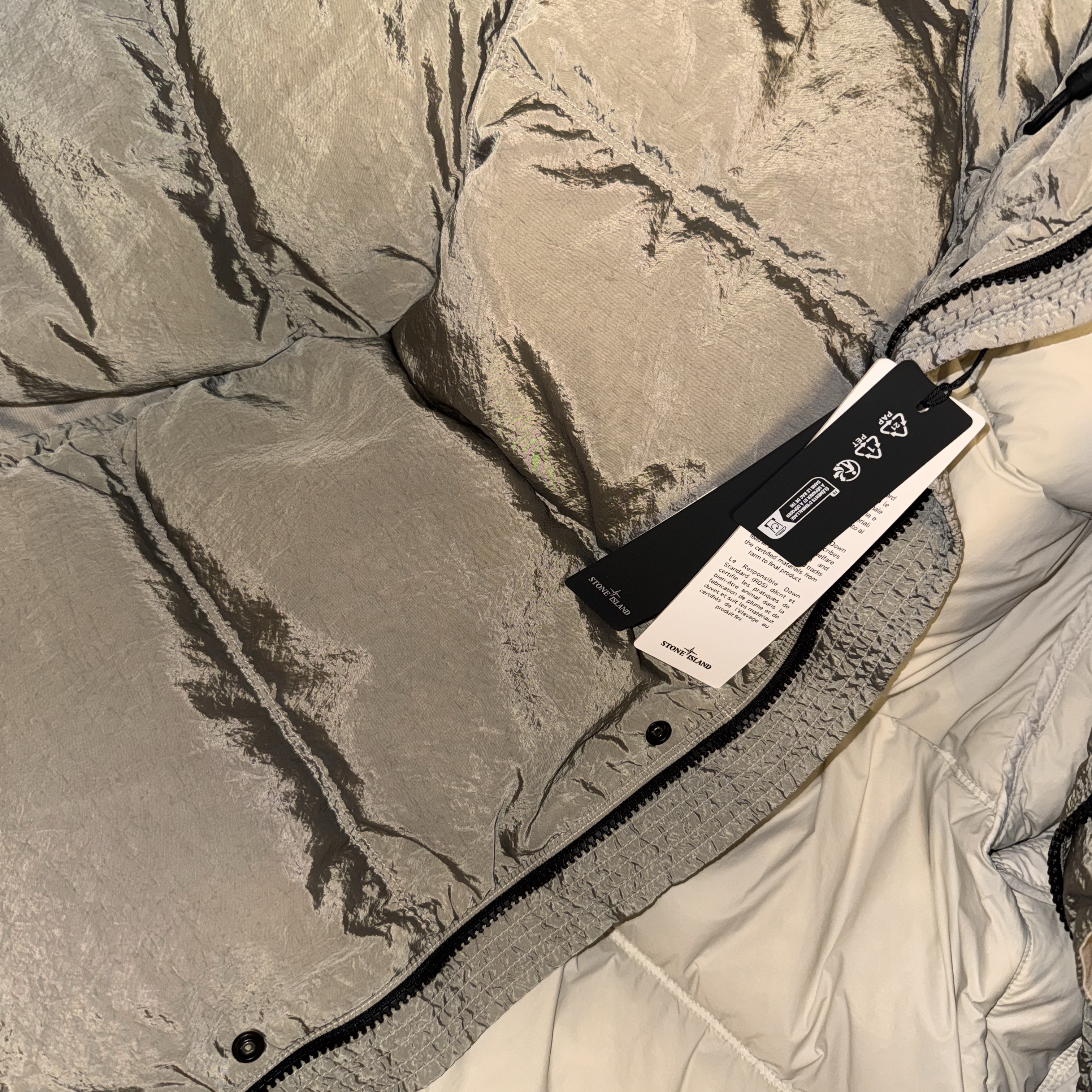 Stone Island 41419 Nylon Metal Econyl Hooded Down Jacket Anti Drop Off White - 24FW 착용 스타일