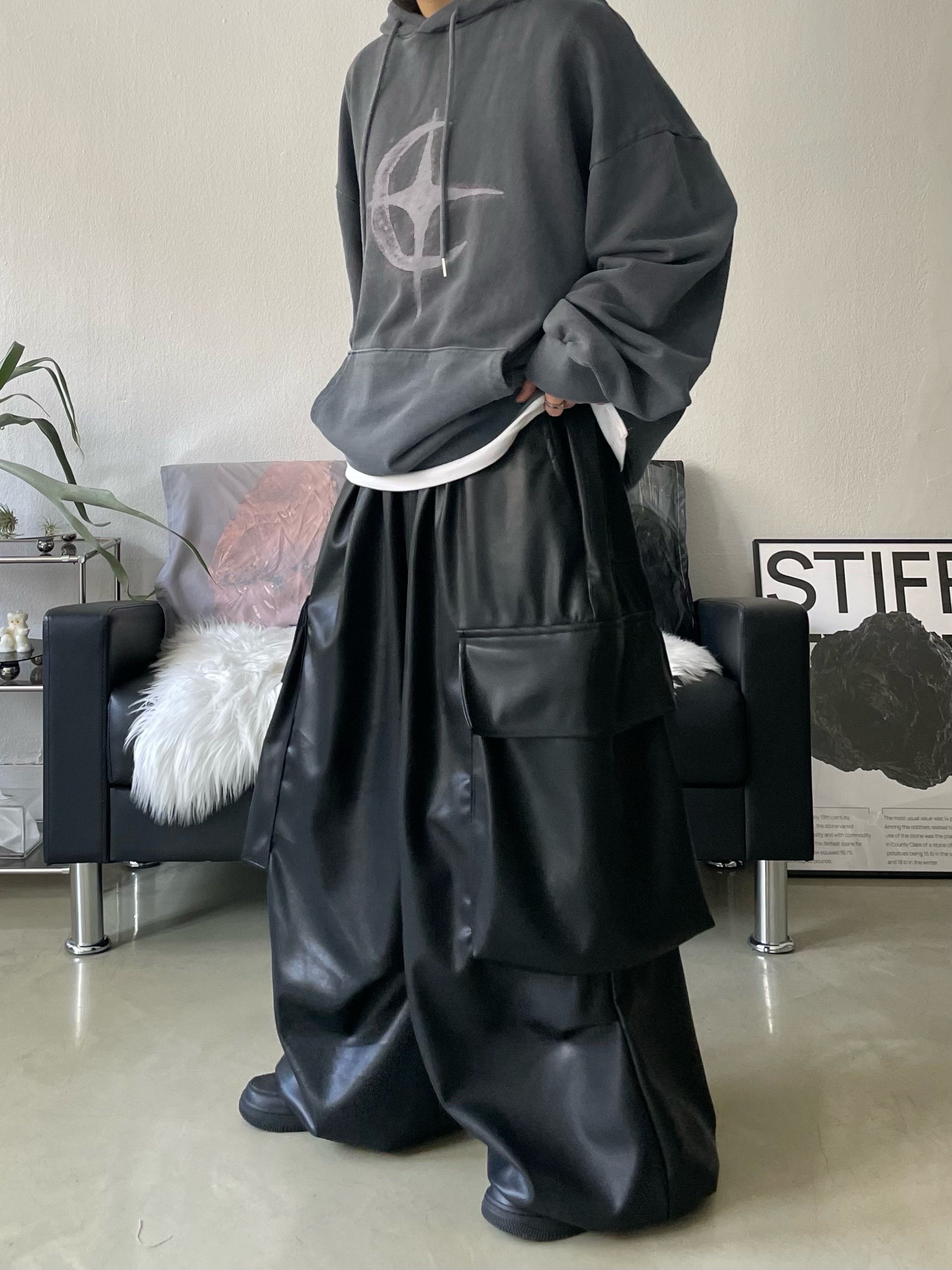 (W) Nike Air Force 1 '07 Low Triple Black 착용 스타일 - 6