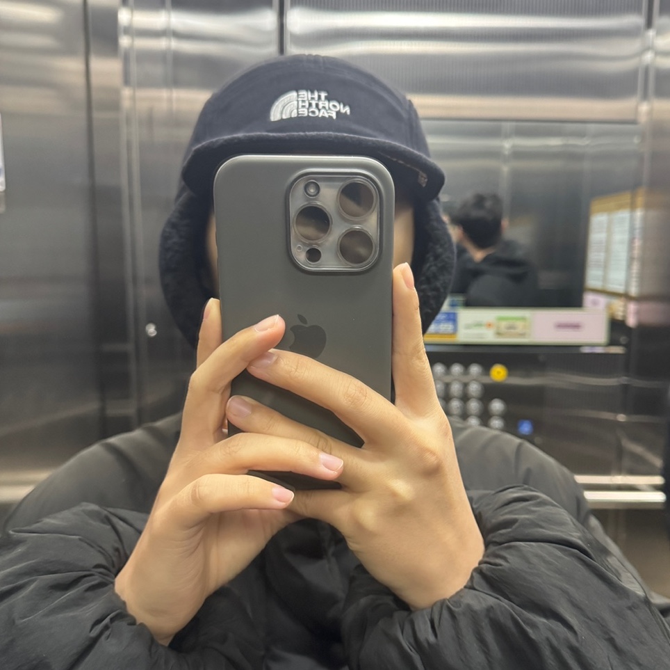 (W) The North Face Thermoball Traction Mule V Black, The North Face Fleece Earmuff Cap EX Black 착용 스타일 - 2