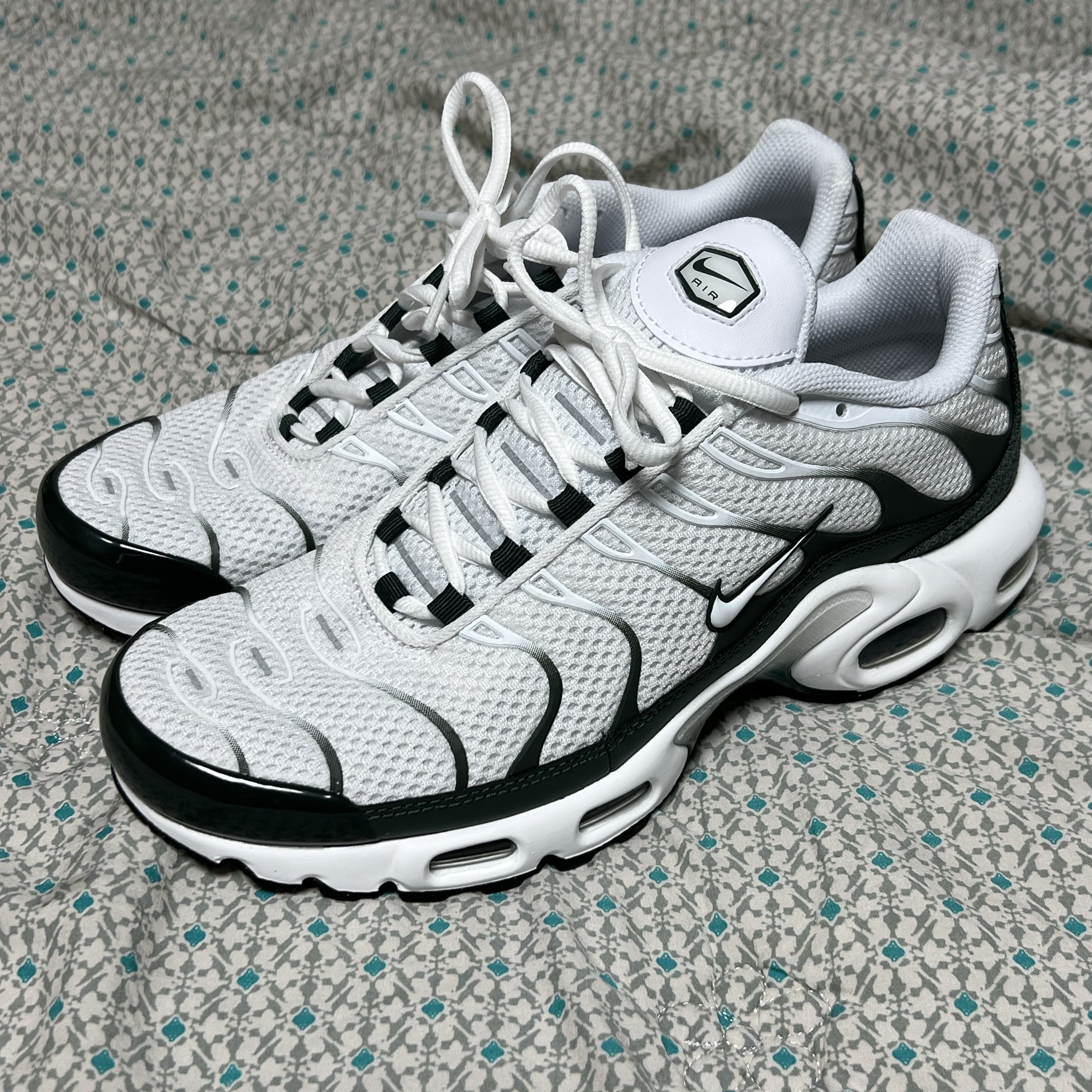 Nike Air Max Plus Essential+ Phantom Black, Nike Air Max Plus White 착용 스타일
