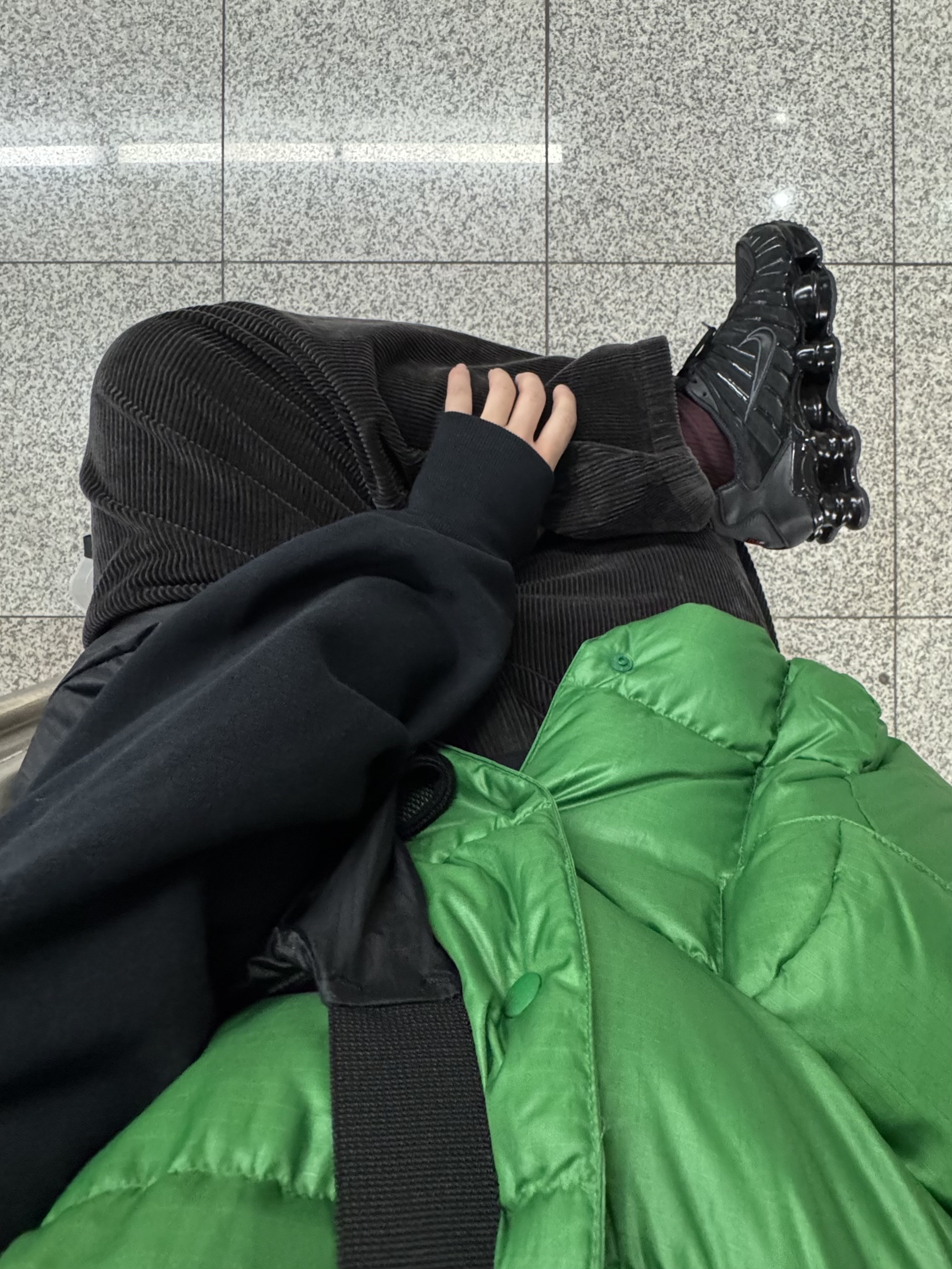 (W) Nike Shox TL Black and Max Orange 착용 스타일 - 4