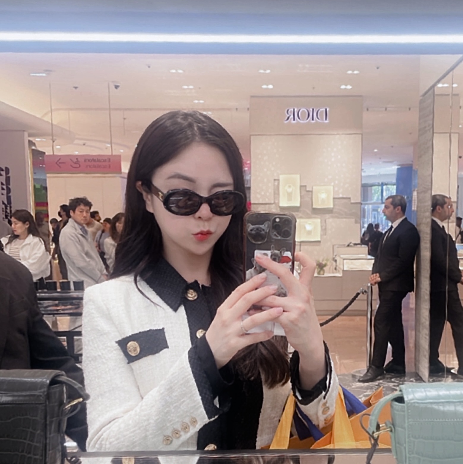 (W) Celine Triomphe 01 Sunglasses in Acetate Black 착용 스타일