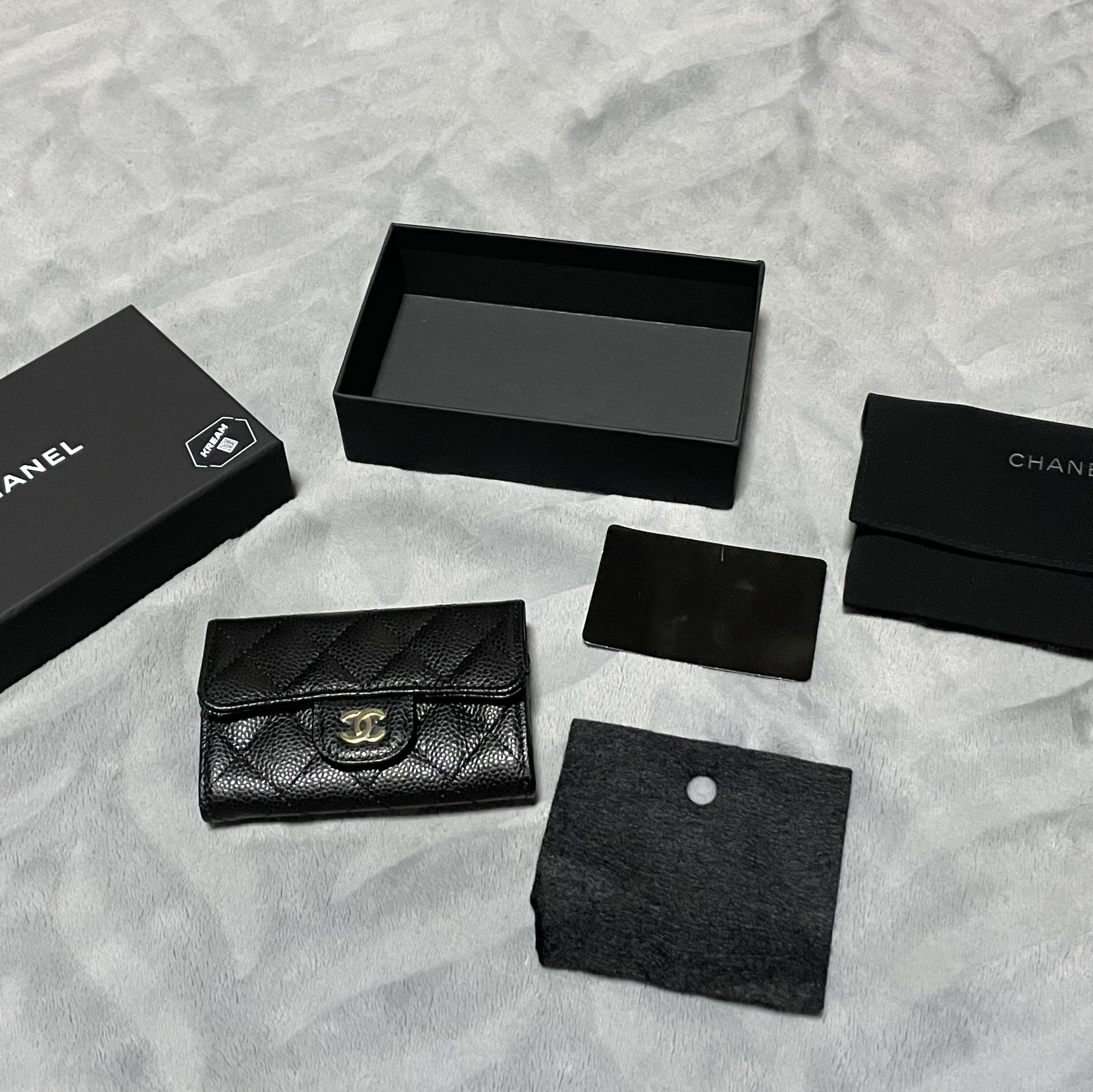 Chanel Classic Card Holder Grained Calfskin & Gold Black 착용 스타일