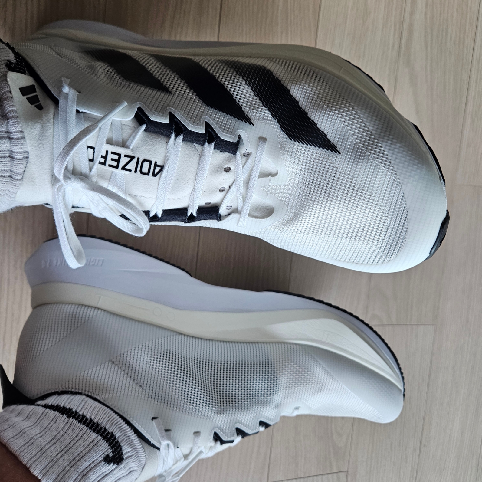 Adidas Adizero Boston 12 Cloud White Core Black Night Metallic, Nike ZoomX Vaporfly Next% 3 Sail Cobalt Bliss Total Orange 착용 스타일 - 1