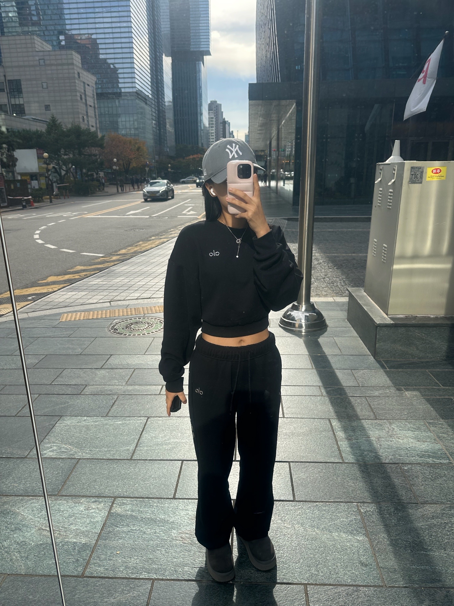 (W) Alo Yoga Accolade Sweatpants Black, New Era x MoMA New York Yankees Cap Storm Gray 착용 스타일 - 1