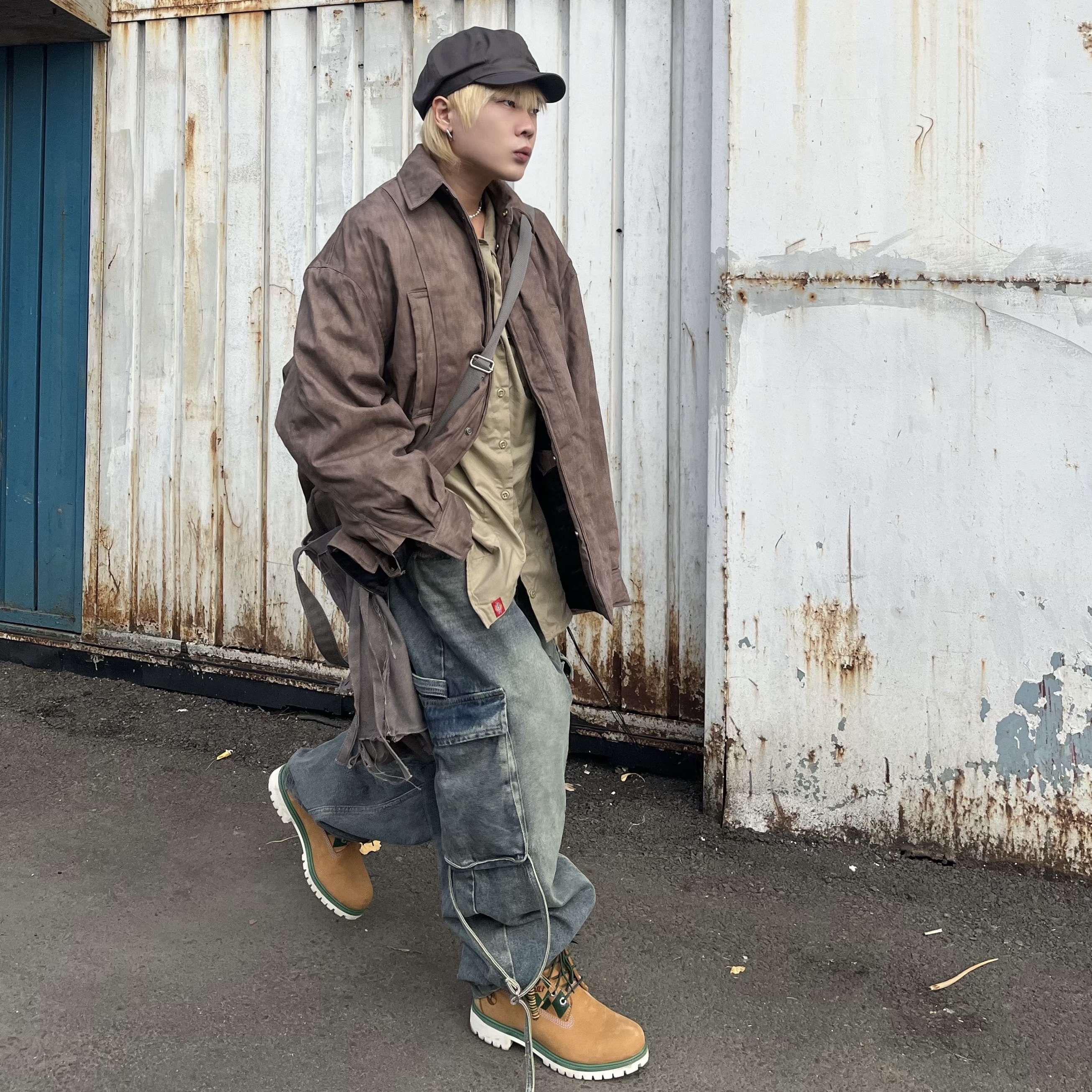 KASINA x Timberland 6 In Premium Vibram GTX Wheat, Scudo White Pearl Sea Star Necklace 착용 스타일 - 1