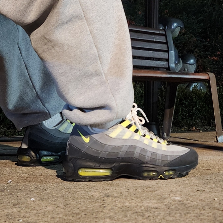 Nike Air Max 95 OG Neon Yellow 2020 착용 스타일 - 2