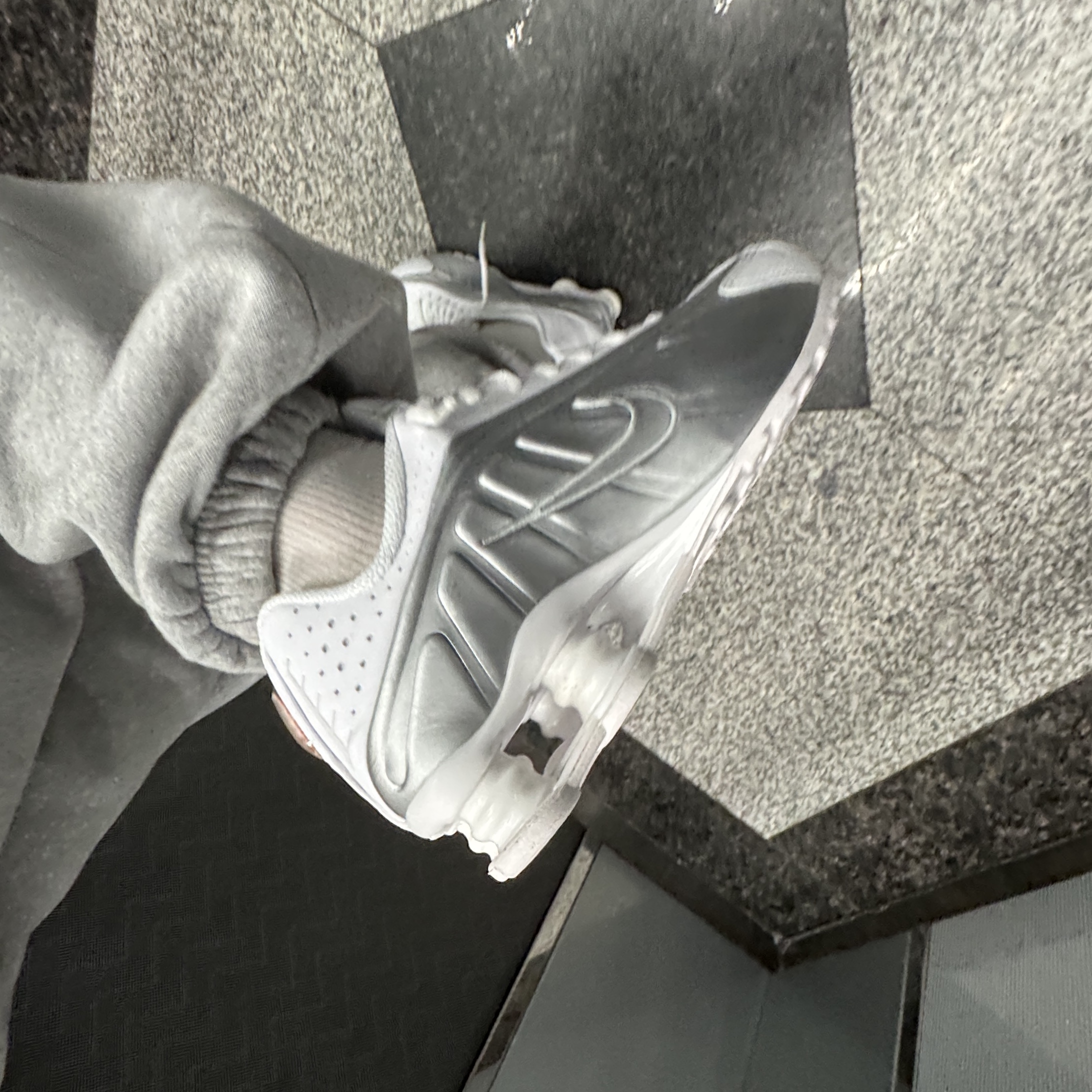 (W) Nike Shox R4 White Metallic Silver 착용 스타일 - 4
