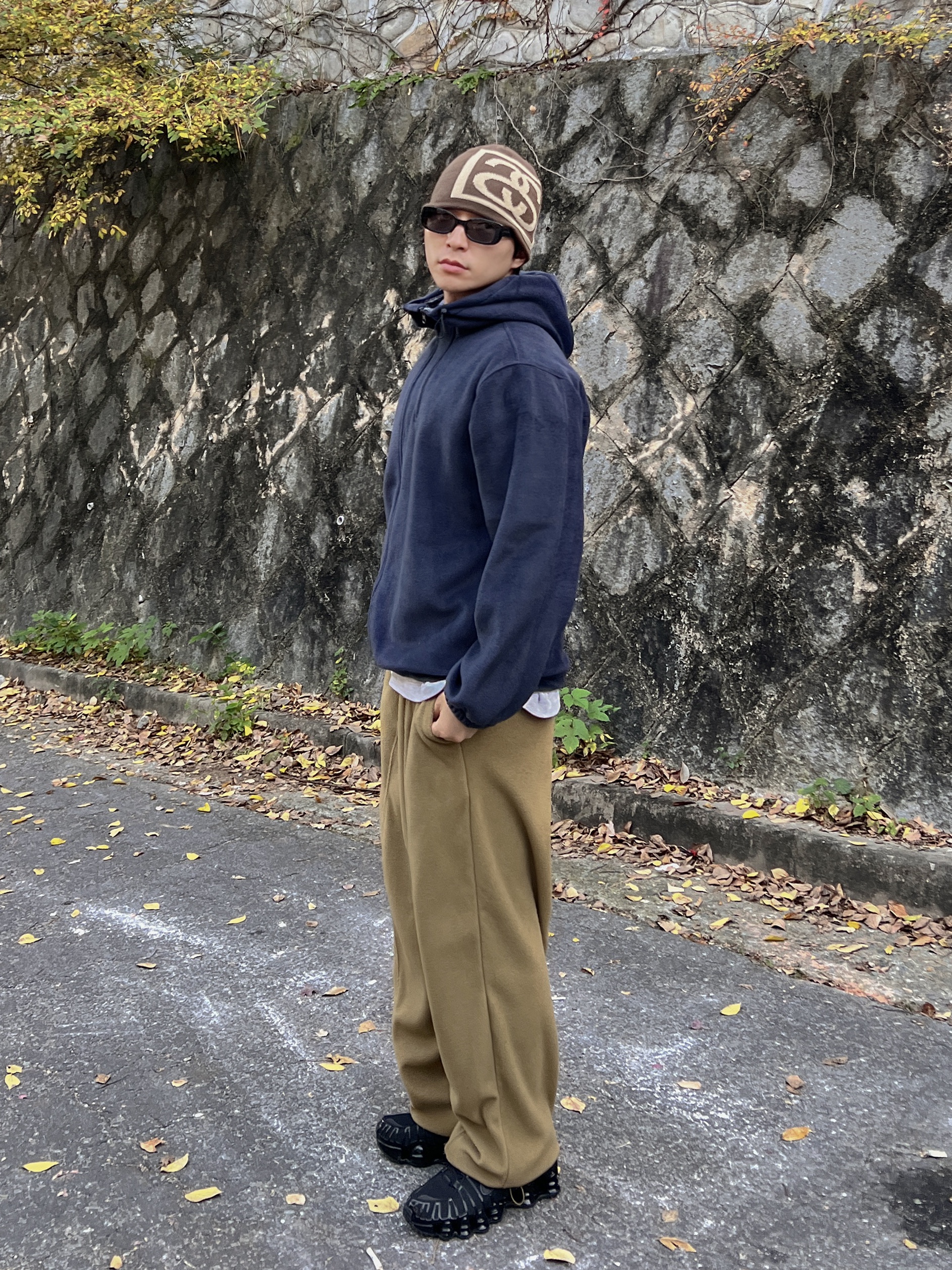 (W) Nike Shox TL Black and Max Orange, Stussy SS Link Skullcap Beanie Brown 착용 스타일 - 1
