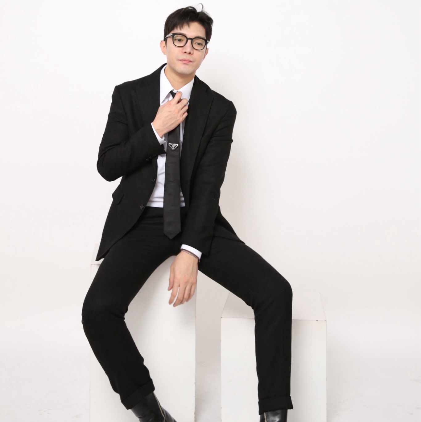 Prada Re-Nylon Gabardine Tie Black 착용 스타일 - 2