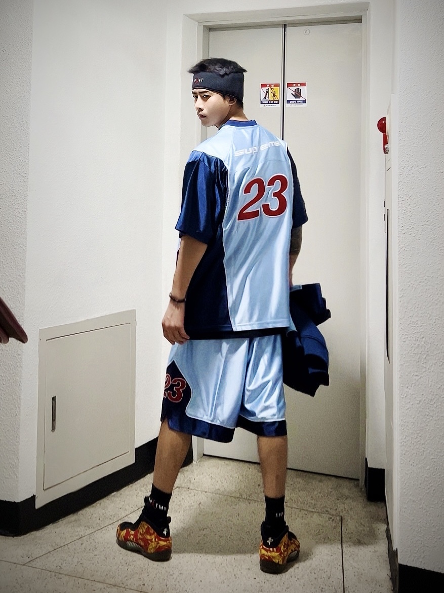 Supreme x Jordan Headband Black - 24FW, Supreme Box Logo T-Shirt Black - 23FW 착용 스타일 - 1