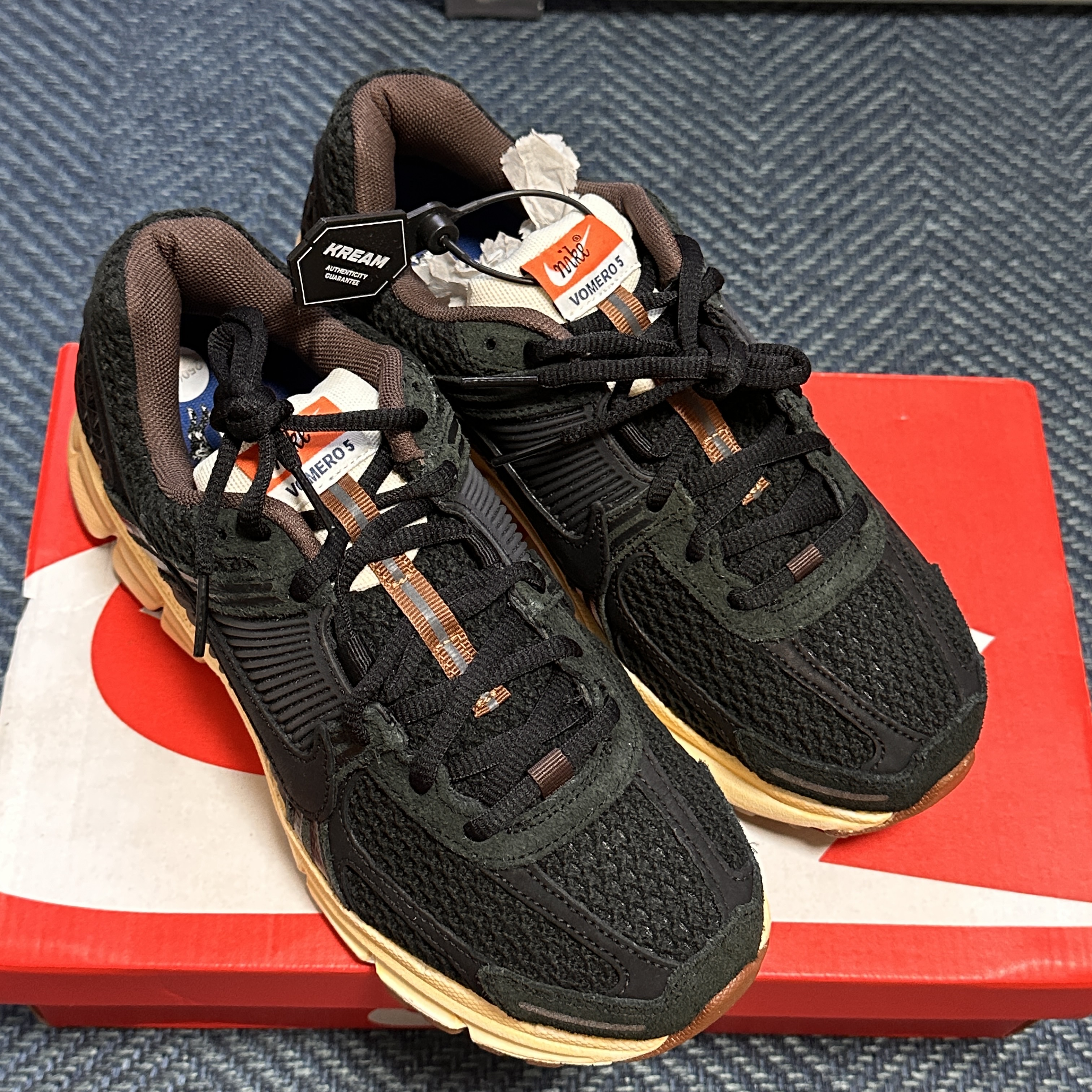 (W) Nike Zoom Vomero 5 Black 착용 스타일