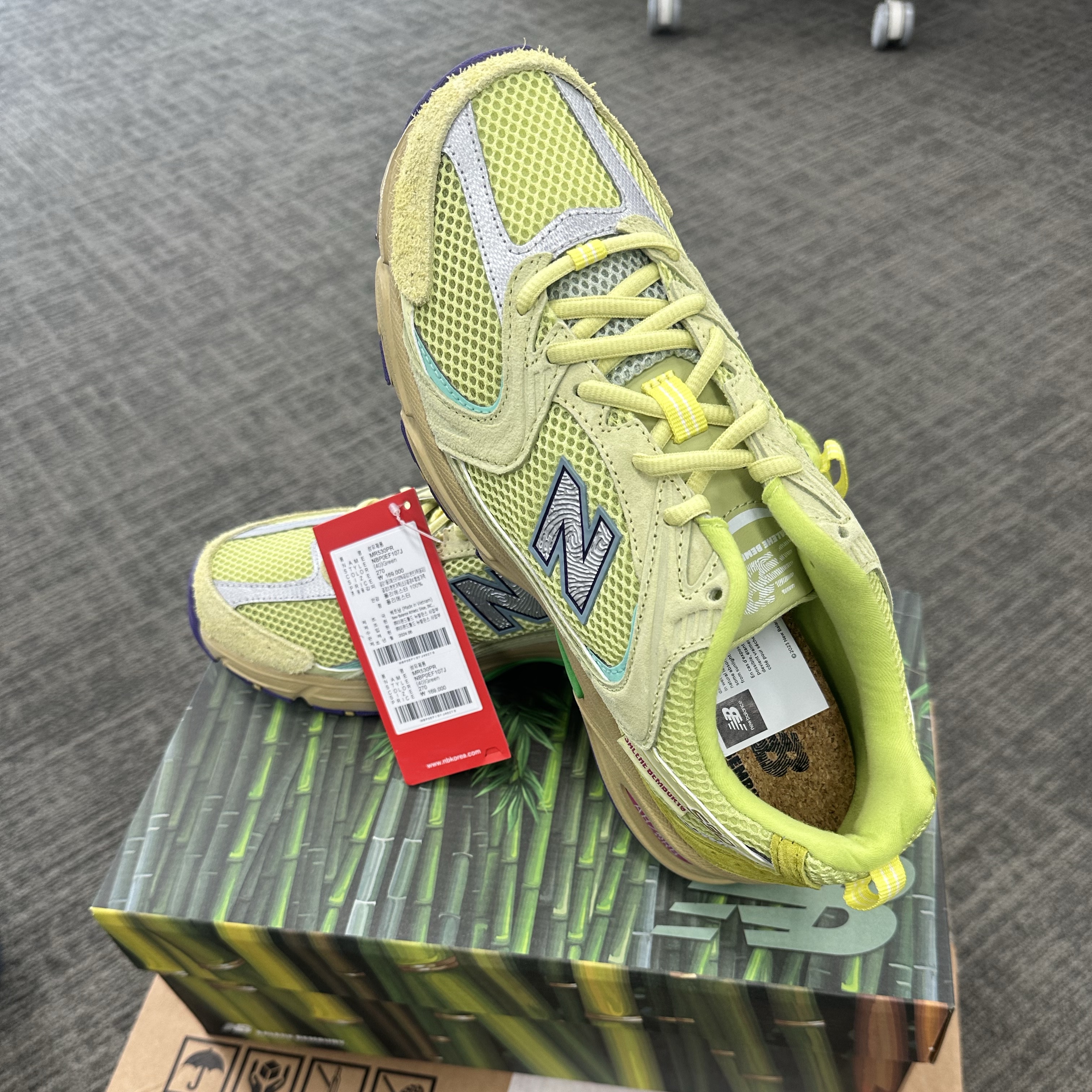New Balance x Salehe Bembury 530 Dusty Yellow Celery Green 착용 스타일 - 1