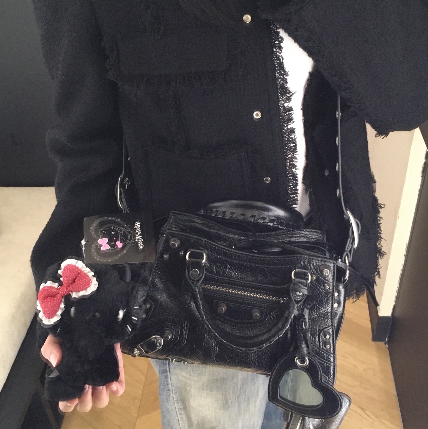 Balenciaga Neo Cagole XS Handbag Black, Sanrio Hello Kitty Devil Mascot Holder 착용 스타일