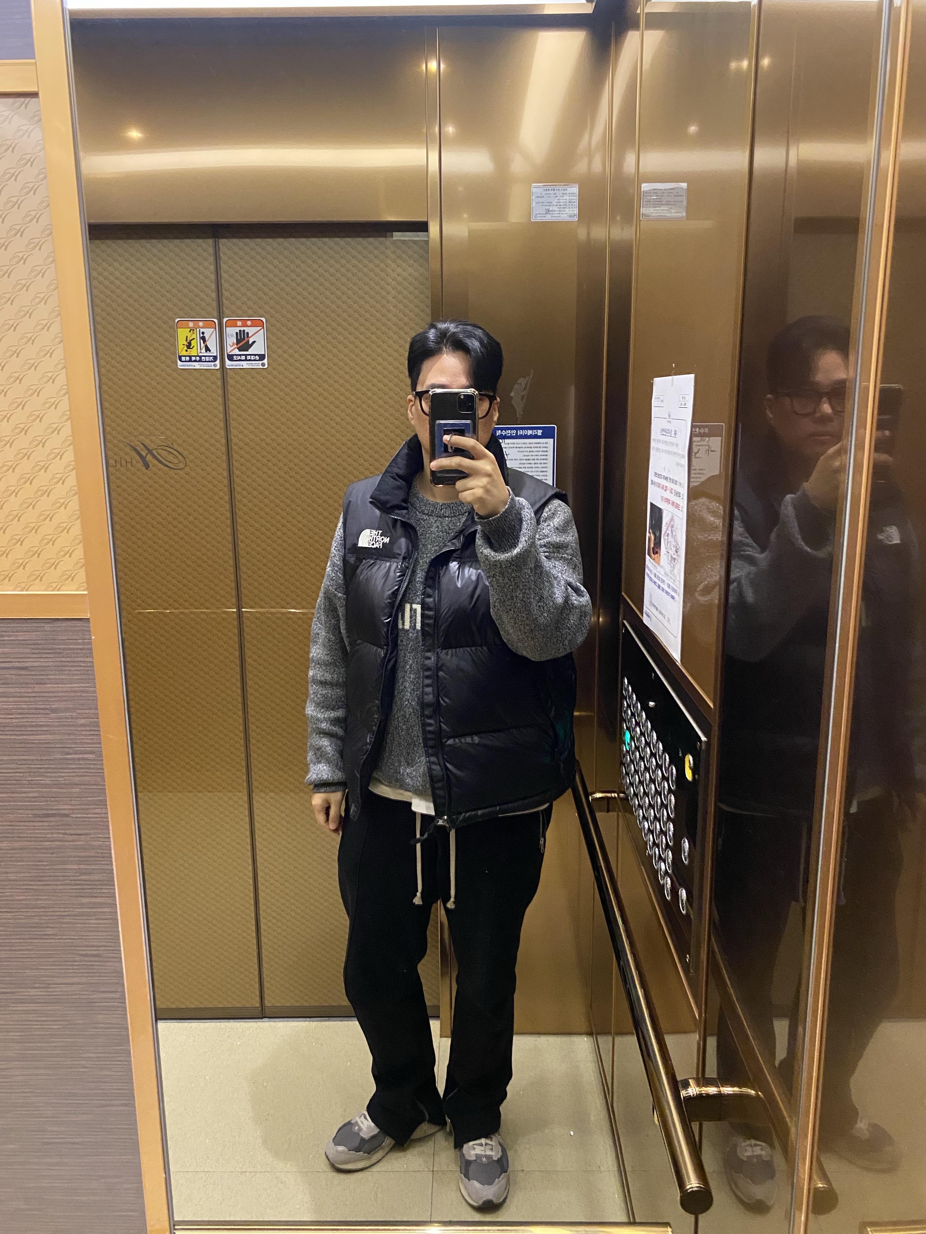 The North Face Nuptse On Ball Vest Black, New Balance 2002R Protection Pack Rain Cloud 착용 스타일