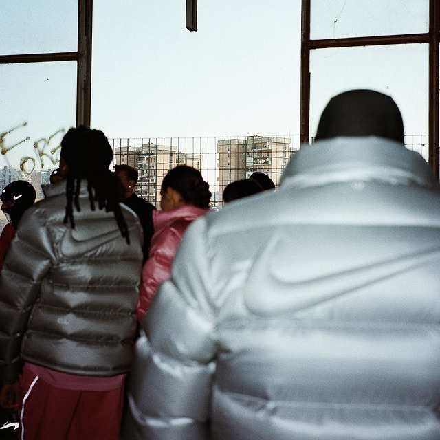 Nike x Drake Nocta Sunset Puffer Jacket Desert Berry Elemental Pink (FN8196-667), Nike x Drake Nocta Sunset Puffer Jacket Mica Green Cyber (FN8196-330) 착용 스타일 - 6